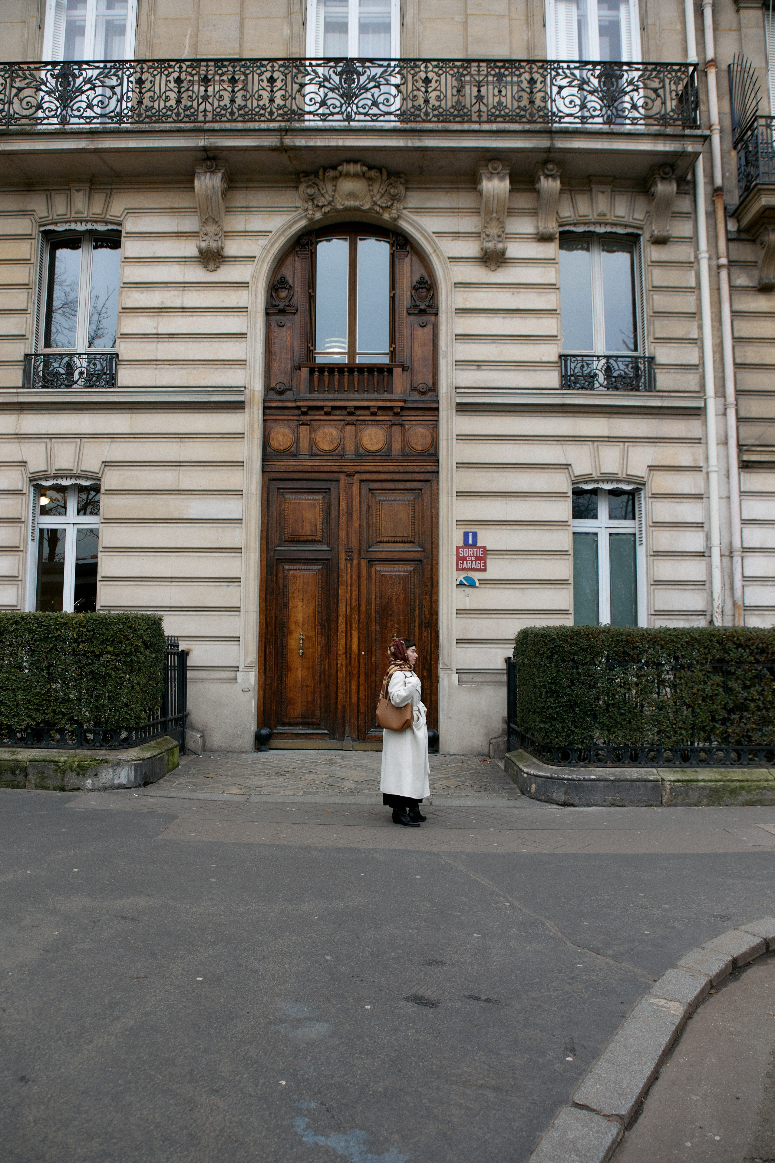 Li. Photographer in Paris