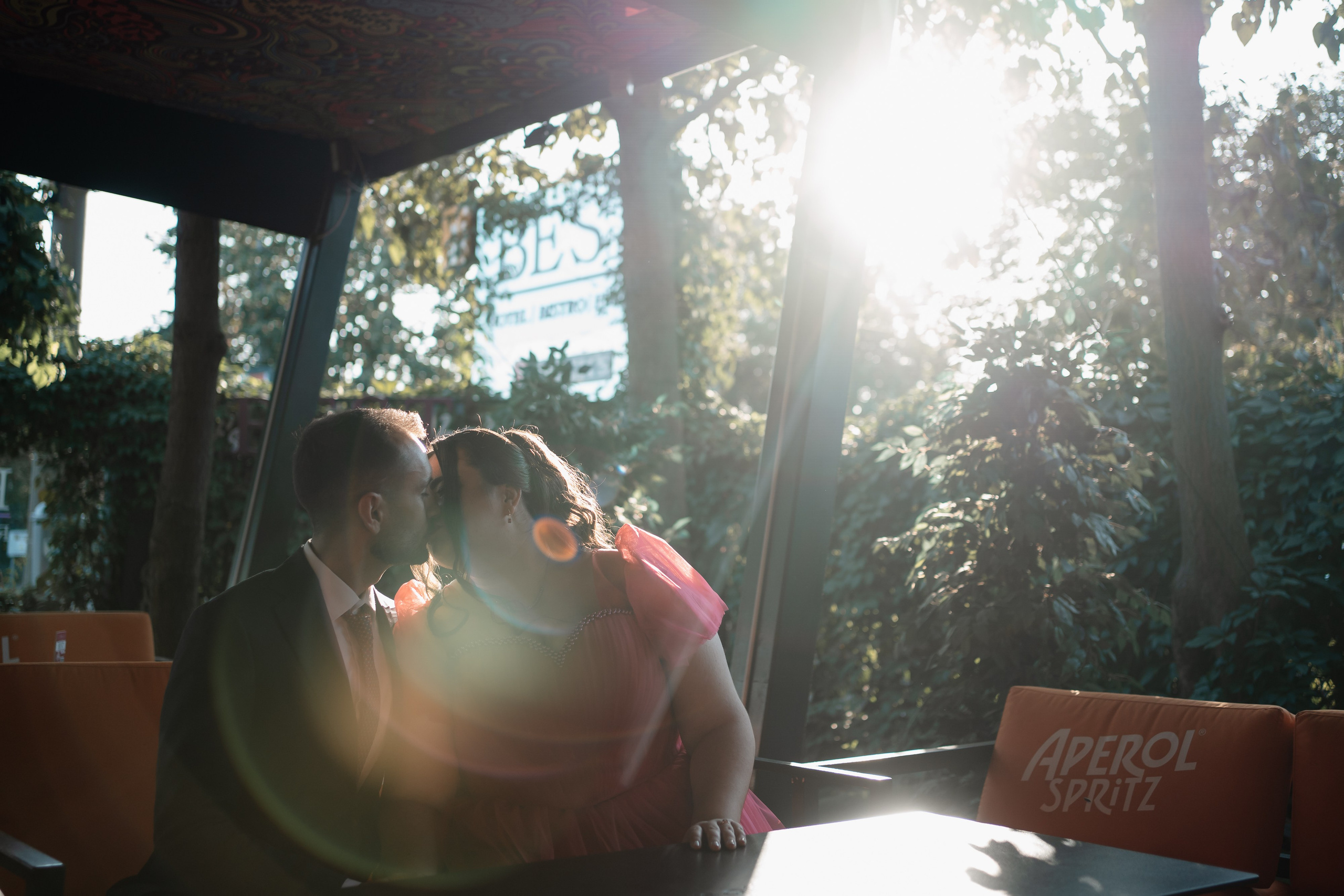 Miri fericiți în fața oficiului stării civile din Ploiesti, celebrând începutul unei noi vieți împreună. Fotografie de cununie civilă, capturând naturalețea și bucuria momentului special.