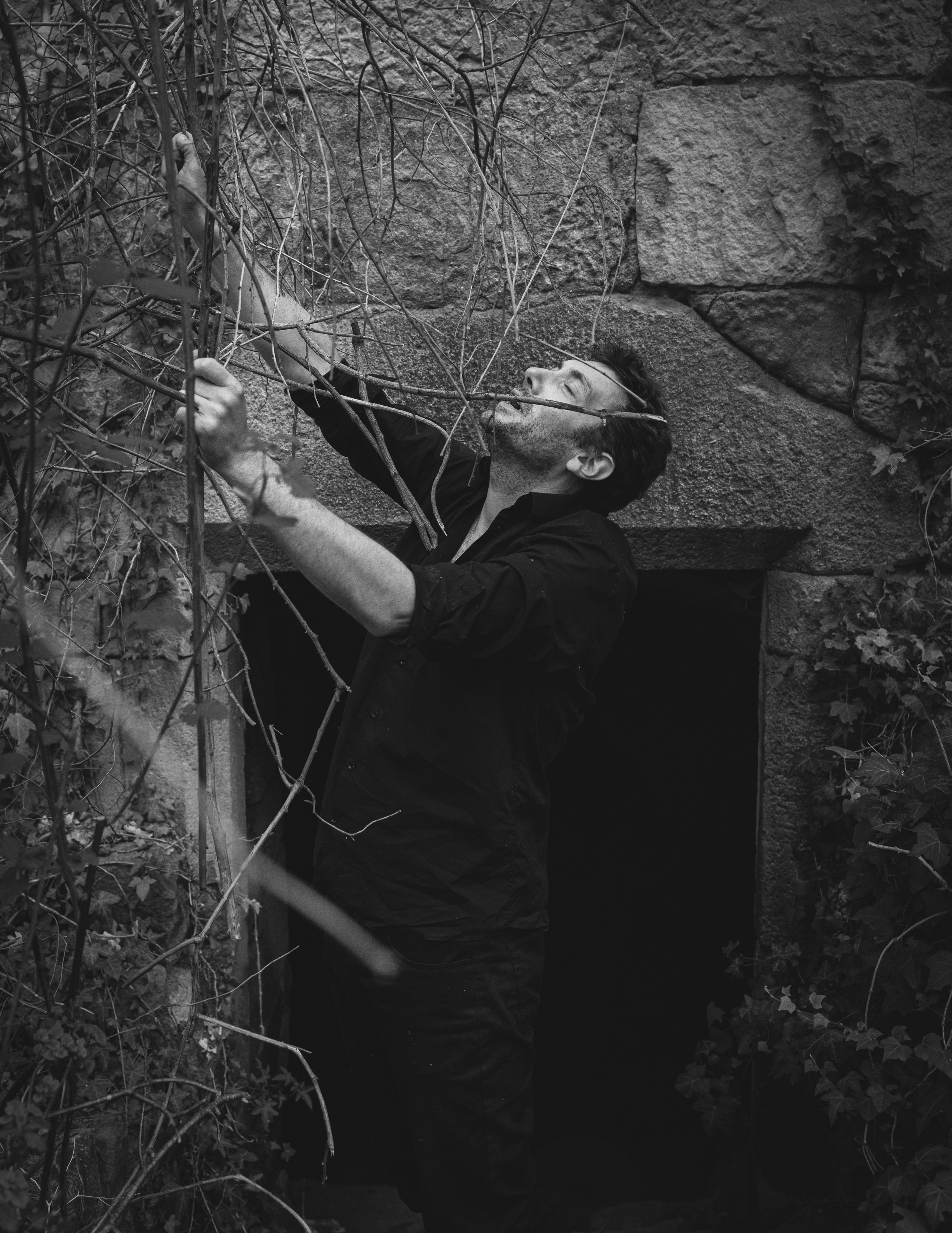 Portrait du portfolio d’un acteur Avignon Provence France. Histoires d’amour, séances photos de famille et de mariage en France