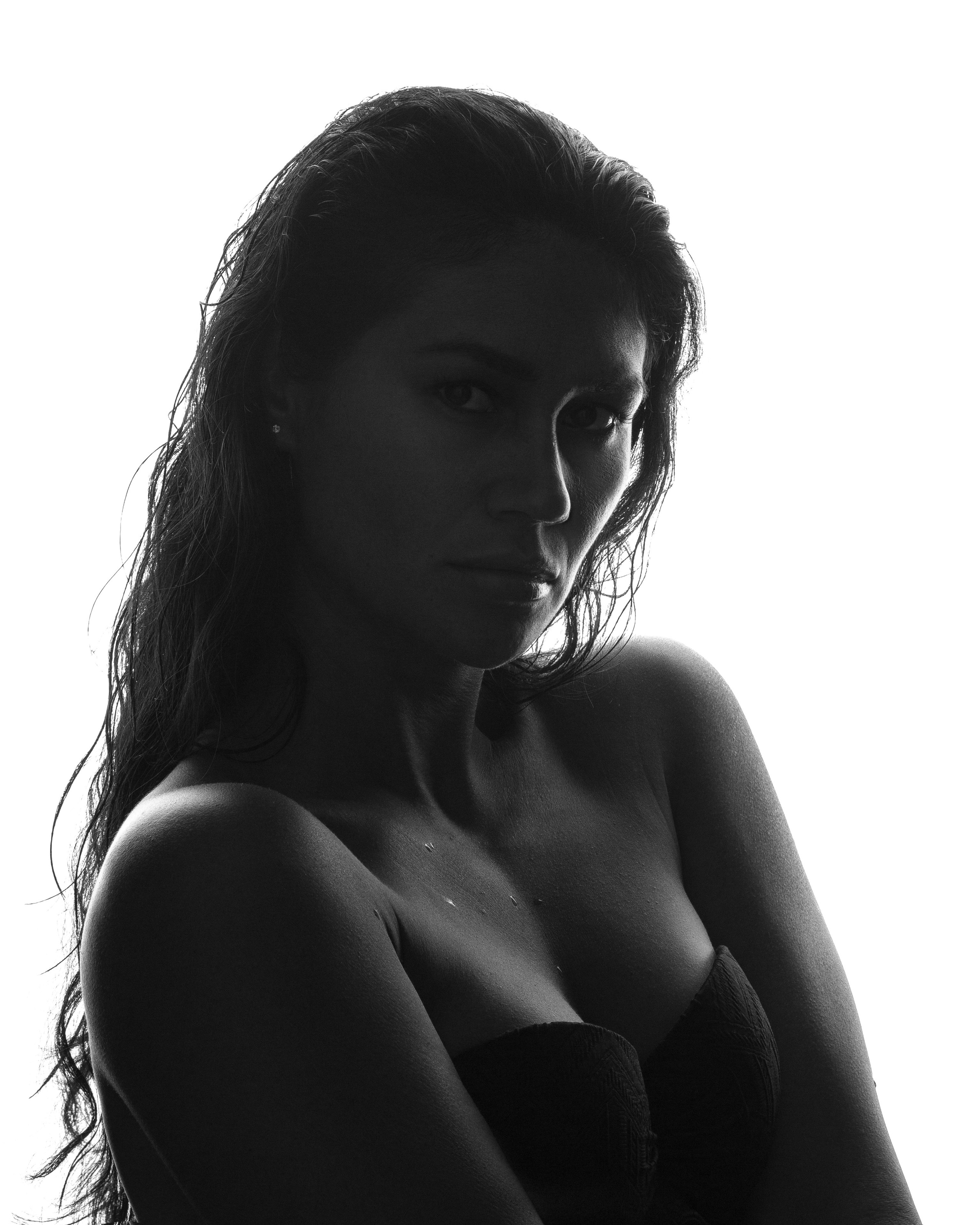 Dramatisches Schwarz-Weiß-Portrait mit starkem Gegenlicht und Schatten