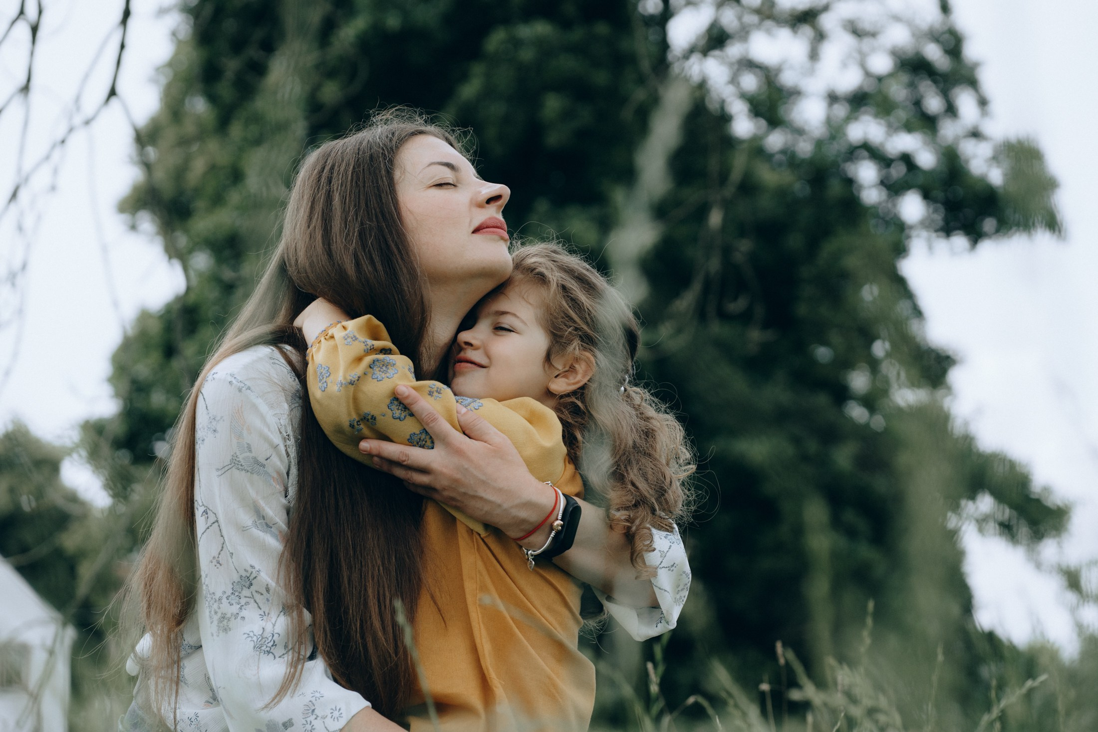 Мама с ребёнком в поле — семейная фотосессия на природе