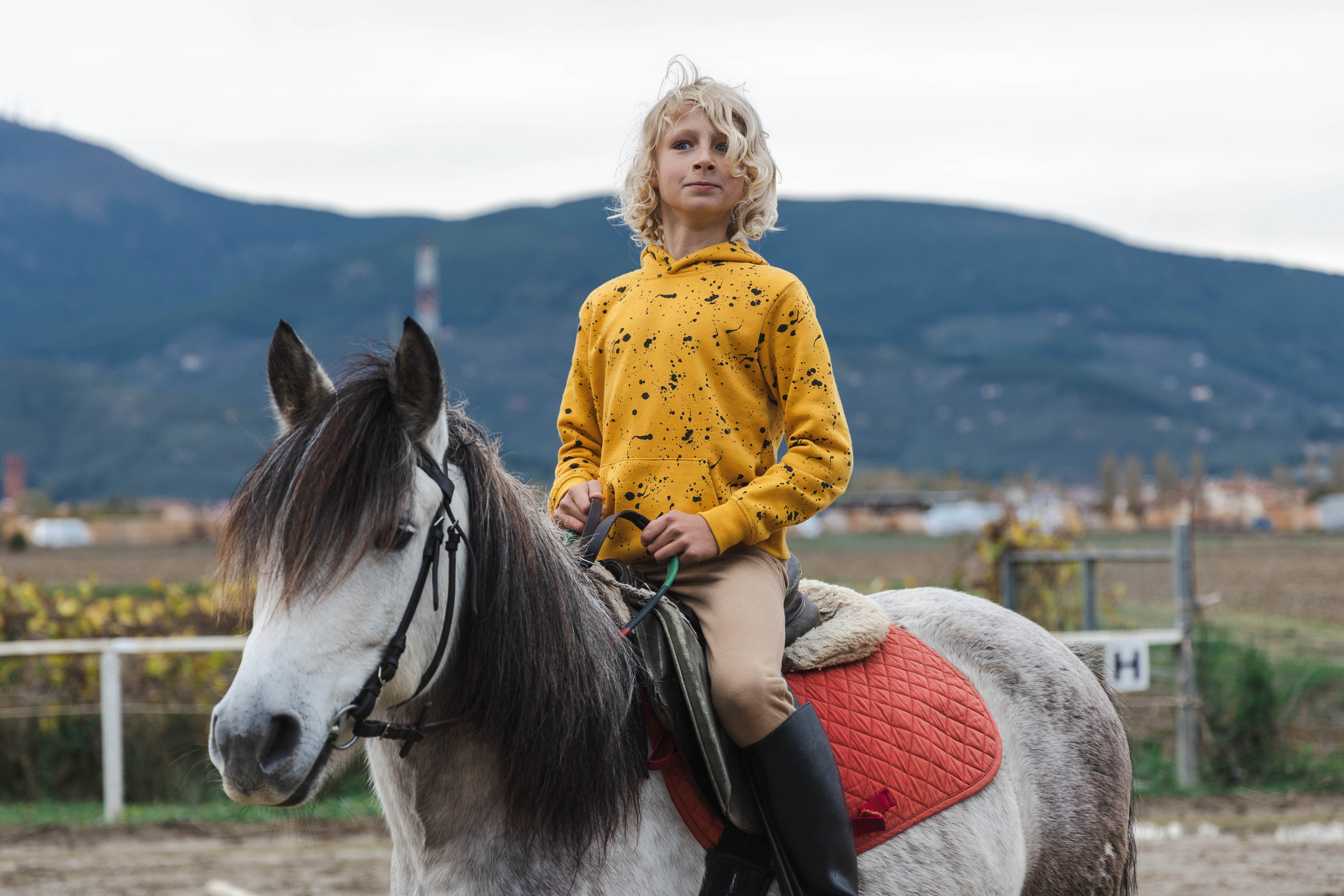 Filip and horses in Italy. Nina Janeckova Fotografin und Videografin am Bodensee