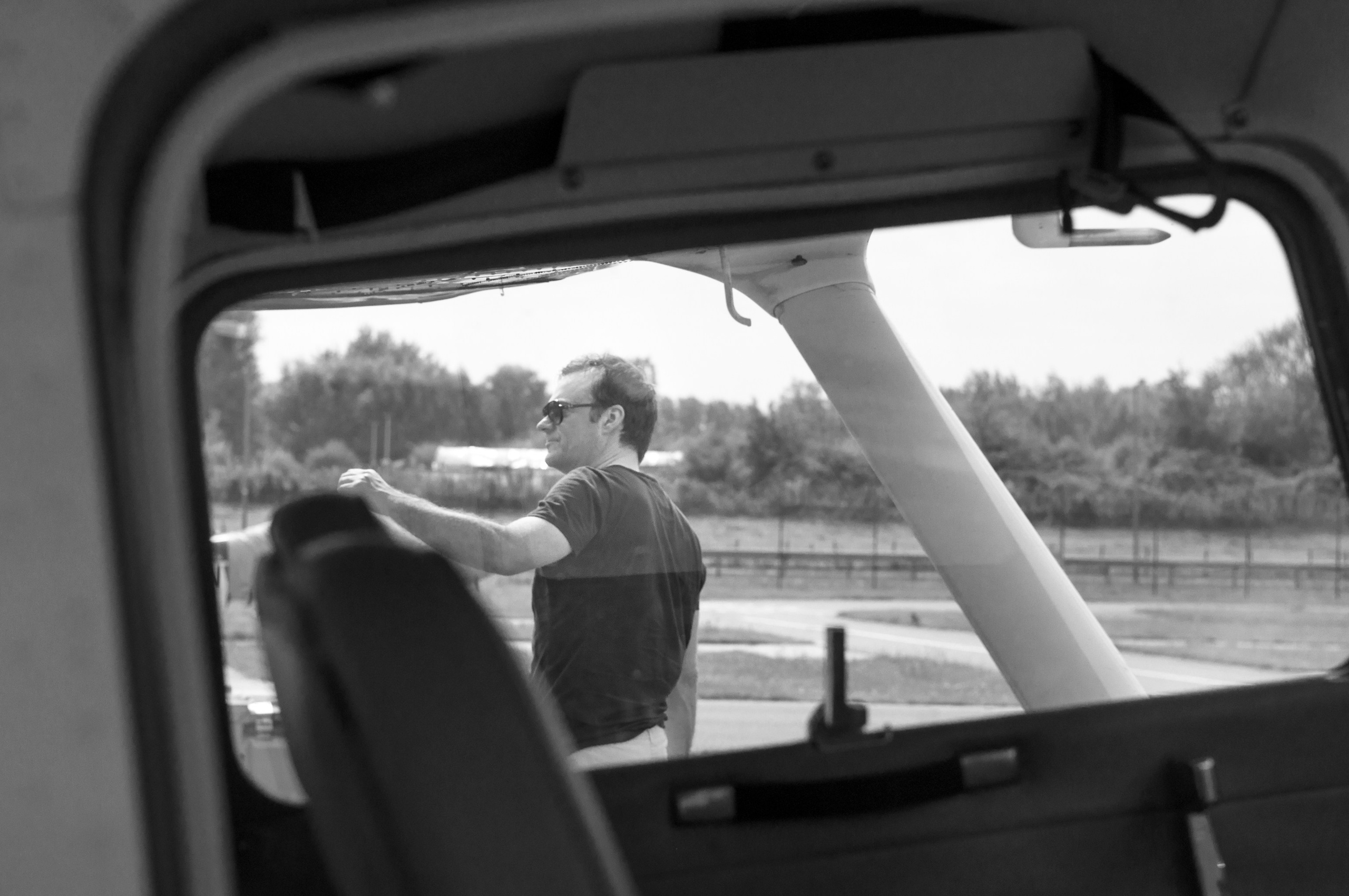 A photoshoot of a pilot and planes. Éclat Photos. Exclusive portrait photography service