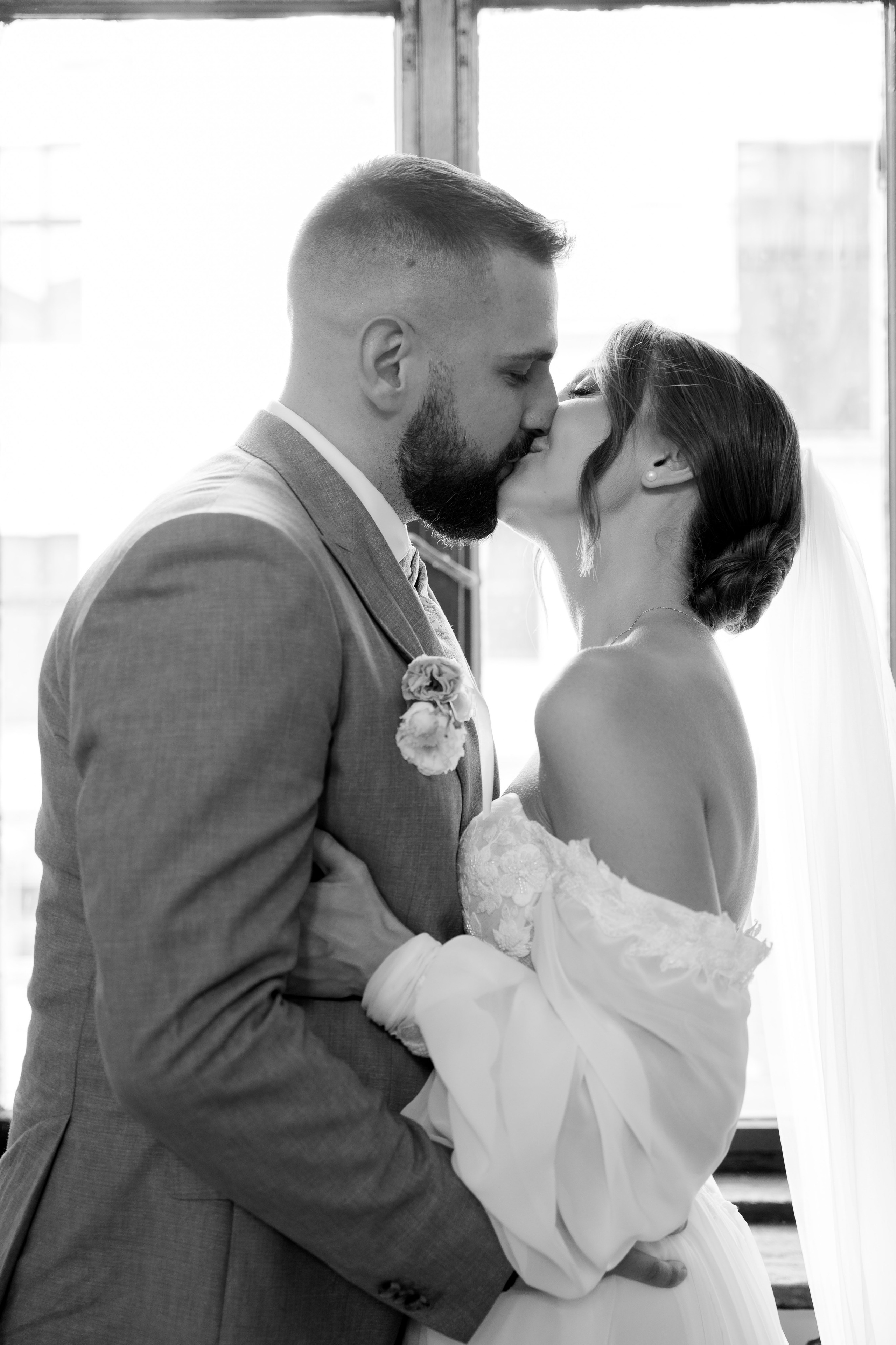 M&D|Between City Lights and Hidden Oasis. Black Sheep Produkcija| Wedding Photography and Wedding Films, based in Kragujevac, Europe / Fotograf i videograf, Kragujevac, Srbija