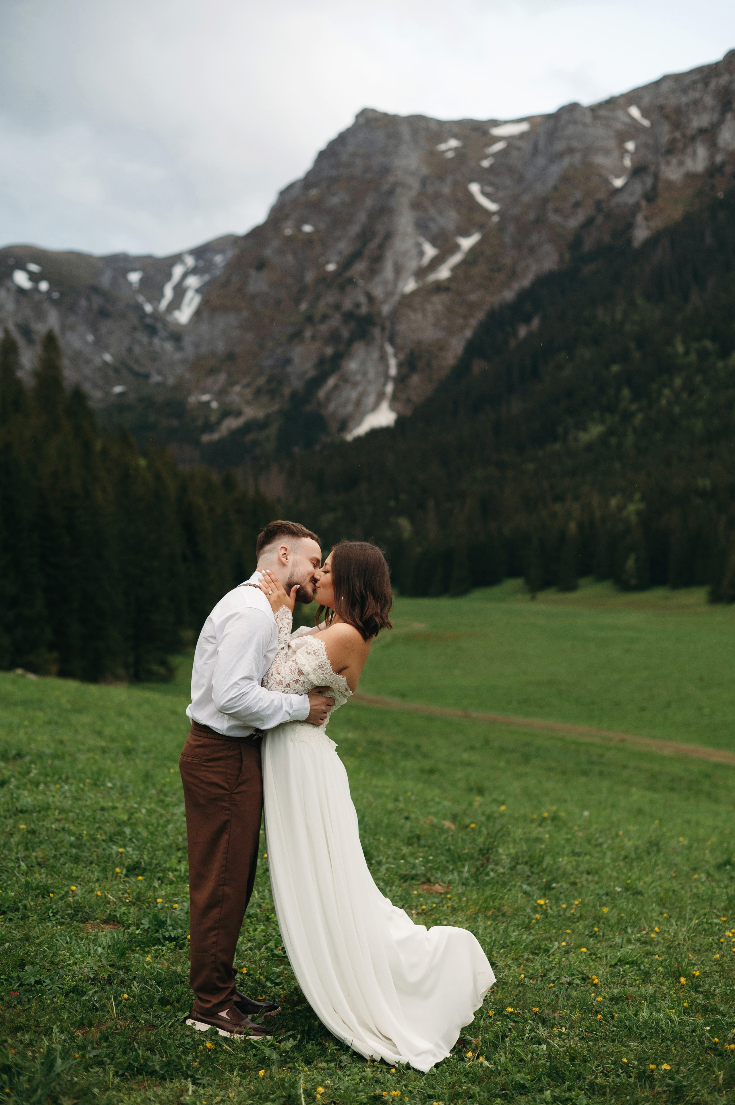 Hochzeitsfotoshooting in den Bergen | Natürliche & Romantische Hochzeitsbilder