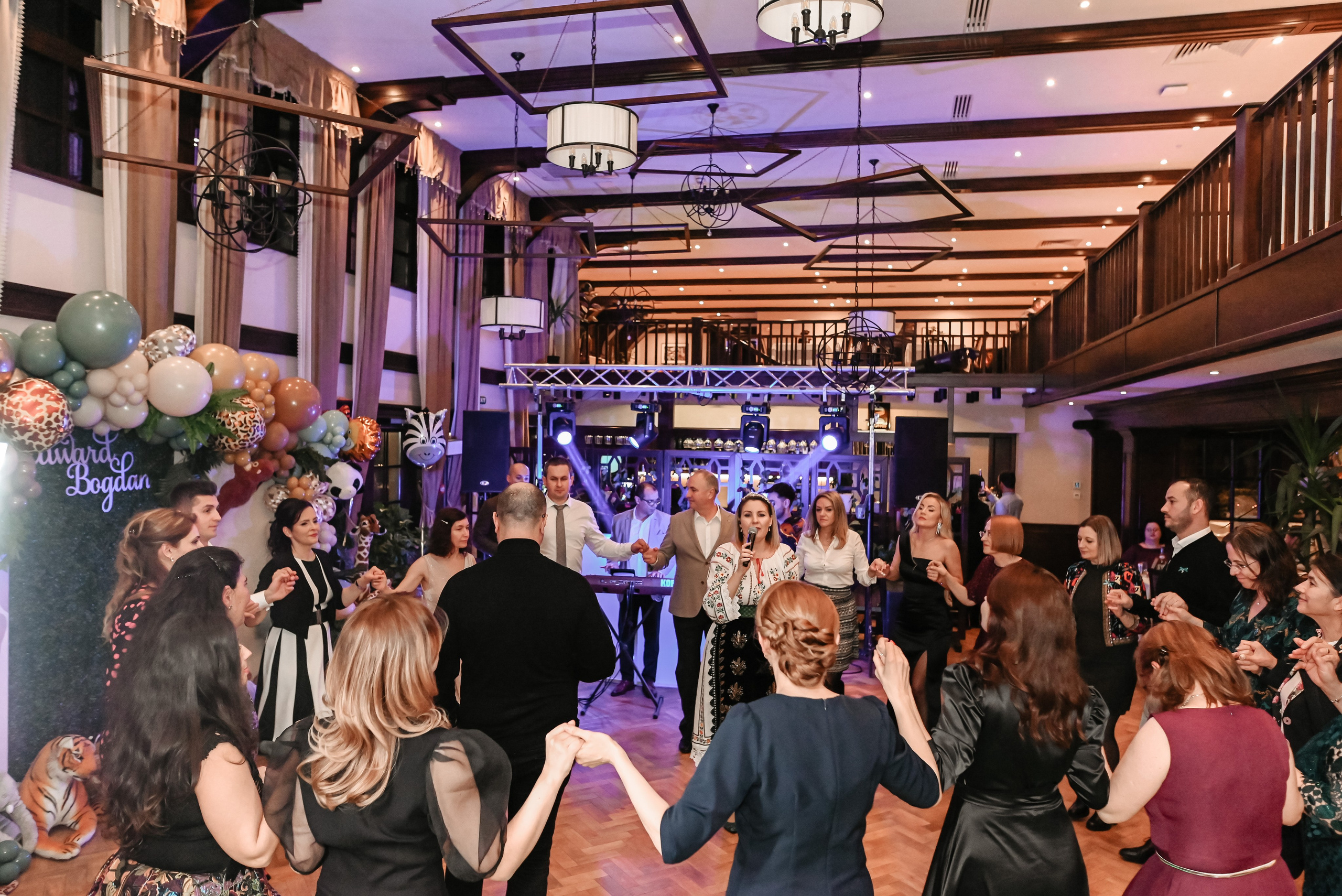 Invitați botez dansand și socializând – atmosferă relaxată la petrecerea de botez