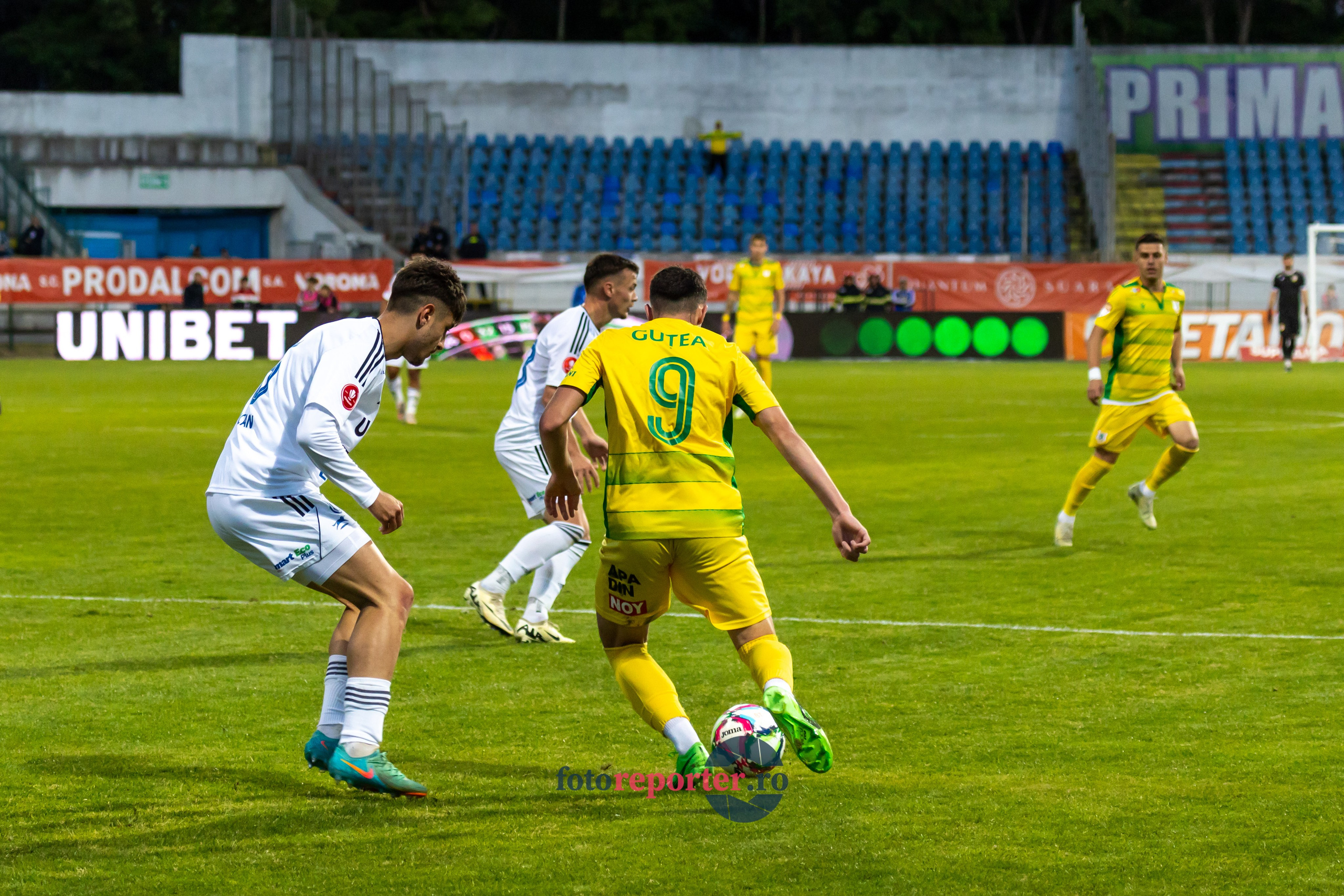Galerie Foto: FC Botoșani vs. CS Mioveni - Pe 17 mai 2024, am fost martorii unei partide incredibile între FC Botoșani și CS Mioveni, în prima manșă a barajului pentru evitarea retrogradării. În fața unui stadion plin de emoție și speranță, echipa noastră a obținut o victorie importantă, cu un gol marcat de Aldair în minutul 93. 💪 *FC Botoșani 1-0 CS Mioveni*⚽️ Urmăriți momentele cheie ale meciului și bucuria suporterilor în această galerie foto! Pregătiți-vă pentru meciul de retur de pe 24 mai, când vom lupta din nou pentru a rămâne în prima ligă.#FCBotoșani #CSMioveni #BarajRetrogradare #ForzaBotoșani 