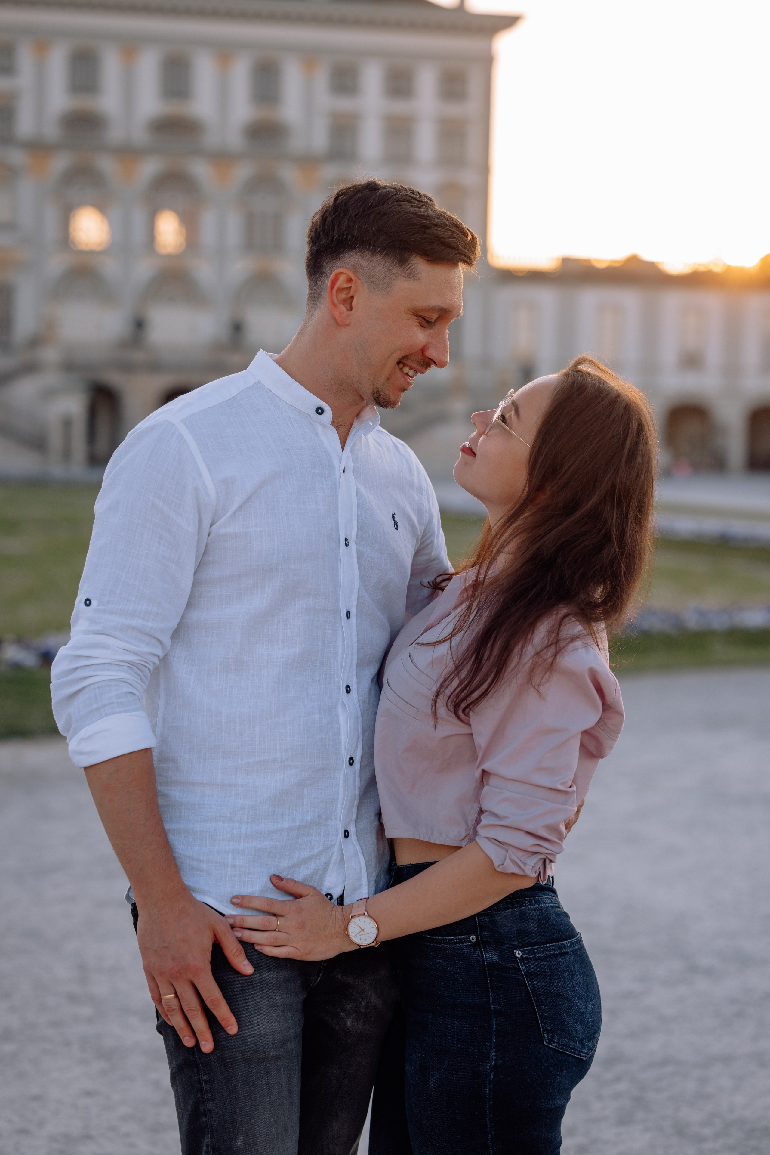 Eltern posieren zusammen vor dem Schloss Nymphenburg beim Paarfotoshooting