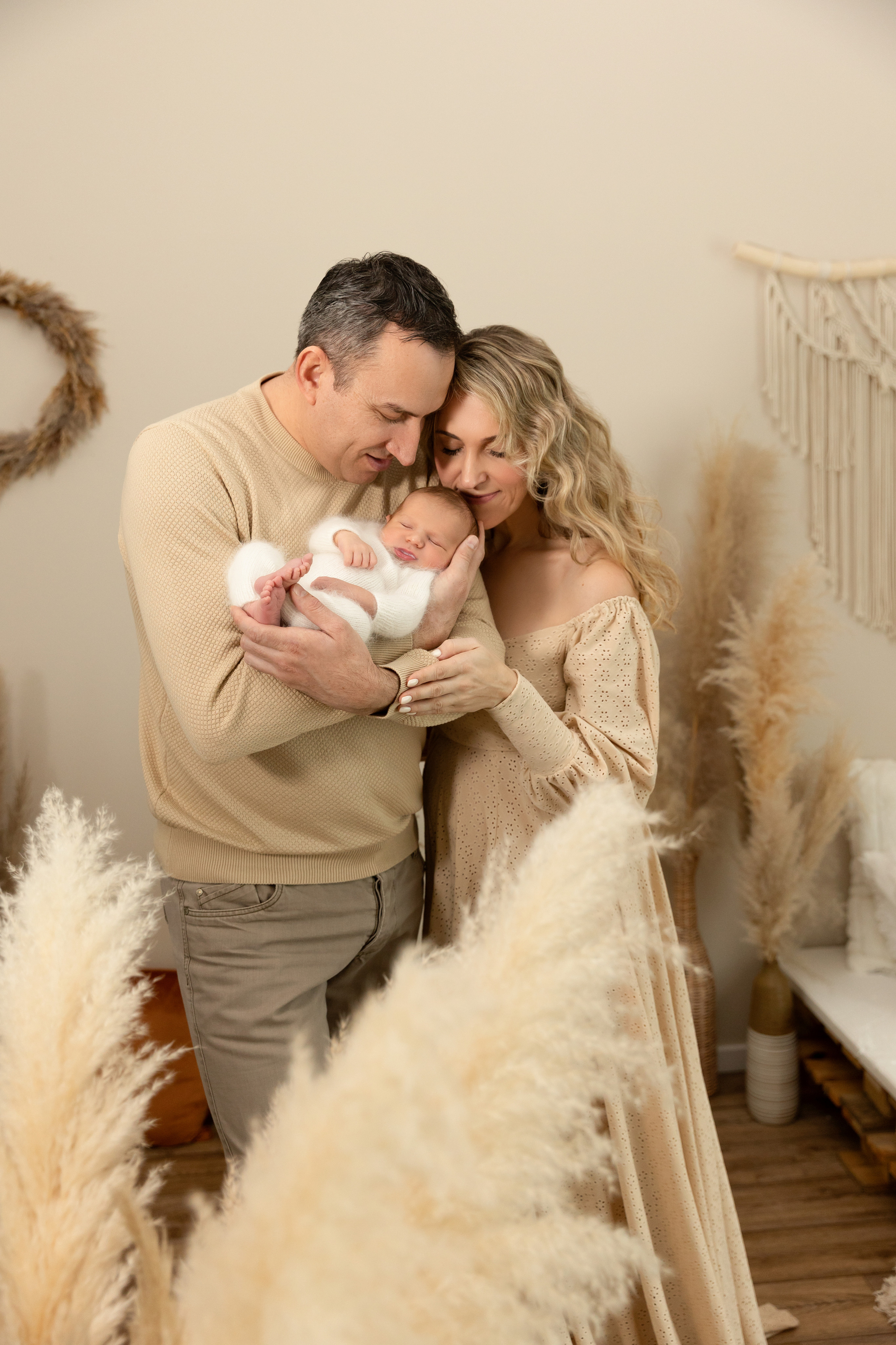 Emotionale Aufnahme einer Mutter, die ihr Neugeborenes liebevoll küsst – Babyfotoshooting in Iserlohn.