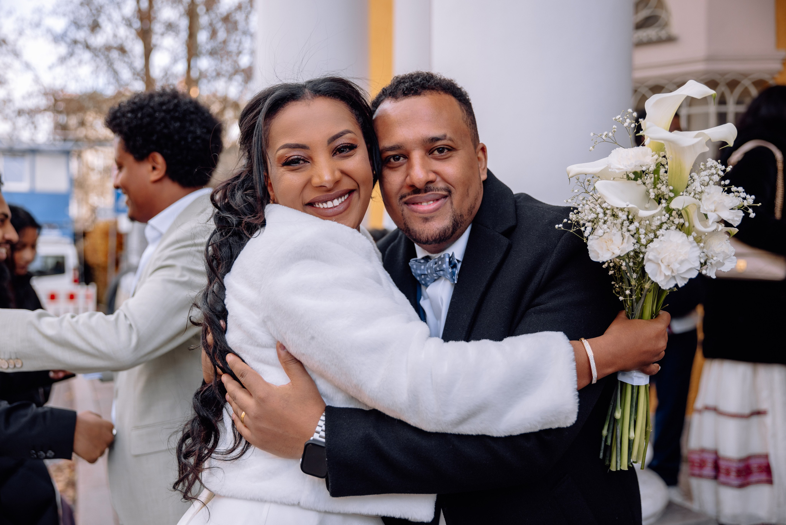 Braut umarmt ihren Bruder – emotionale Szene nach Trauung Mandlstraße 14