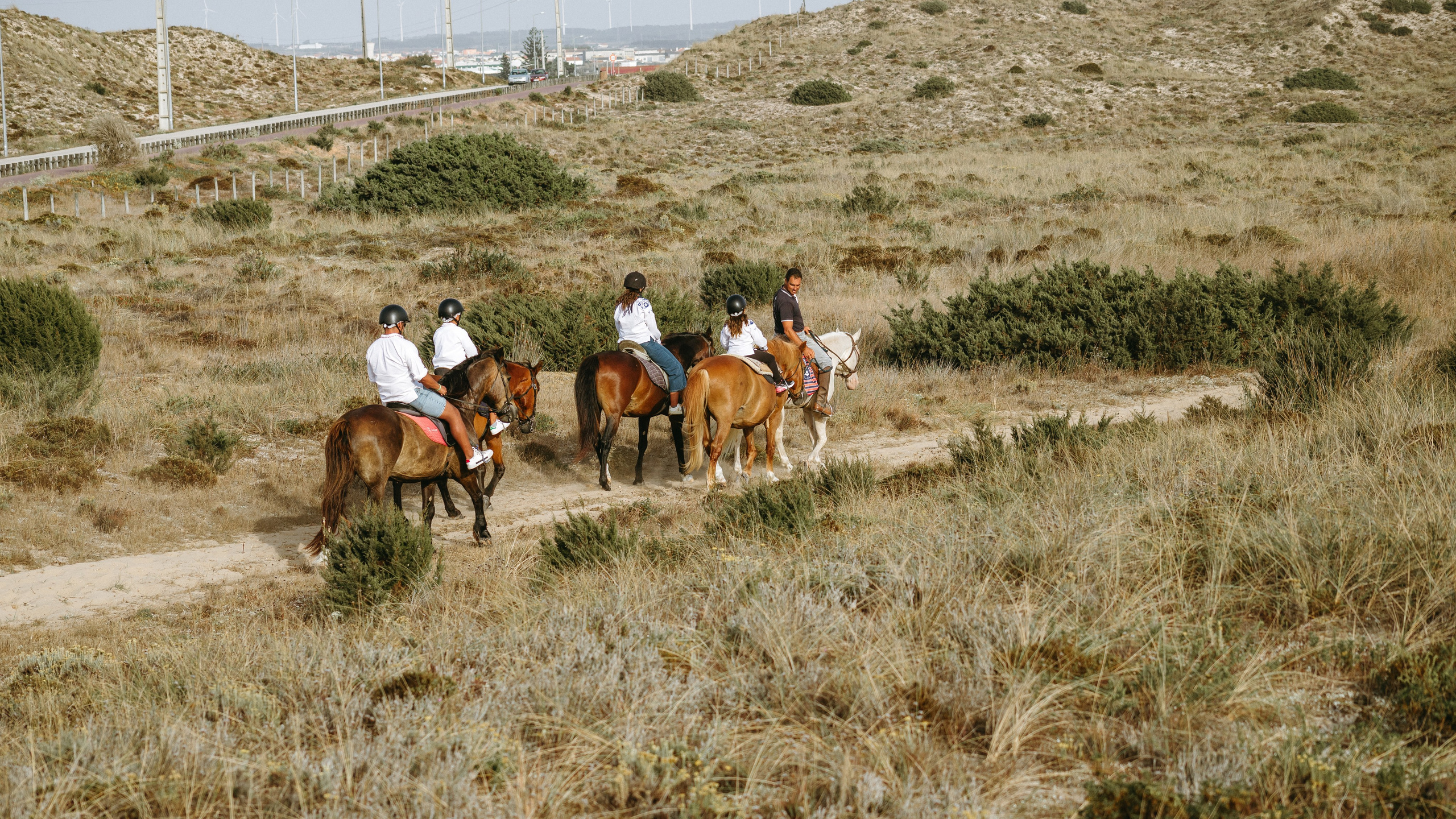 Marlene & Tiago com filhos. Passeios a Cavalo na Praia Peniche | Eco Salgados Agroturismo