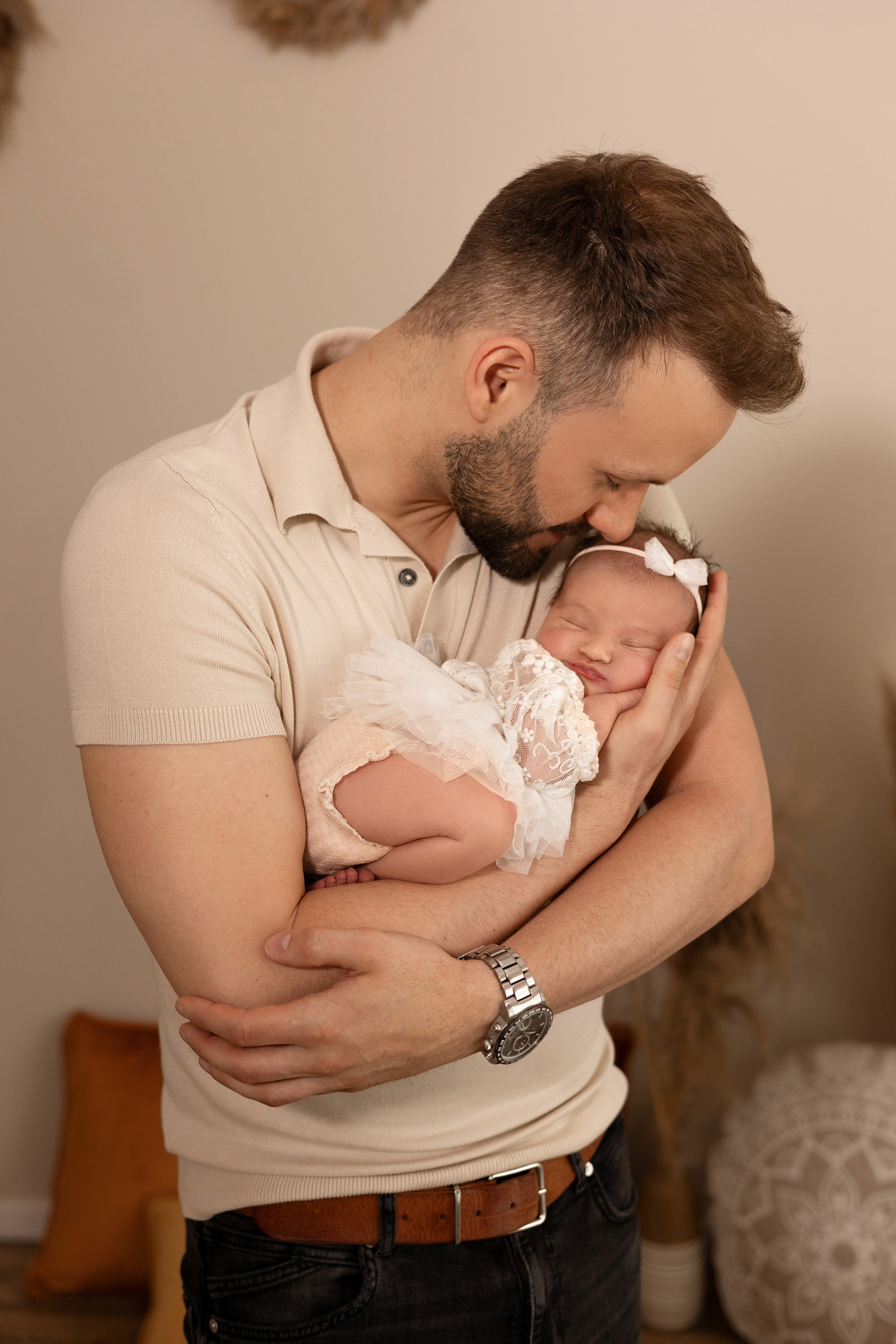 Papa hält sein Baby im Arm, emotionales Neugeborenen-Shooting in Iserlohn