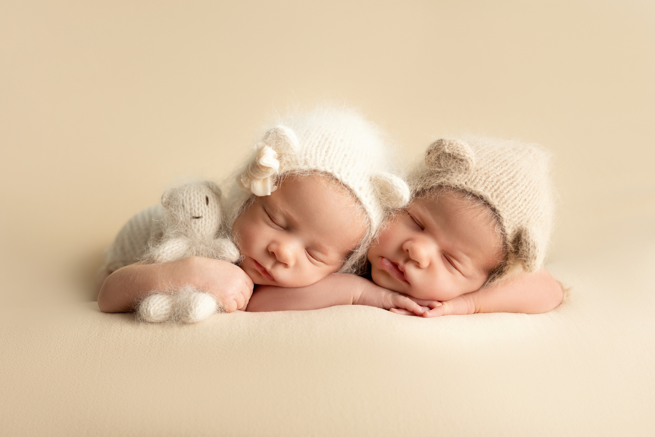 Zwillingsshooting im Fotostudio Hagen – zwei Neugeborene eng aneinander gekuschelt, liebevoll inszeniert