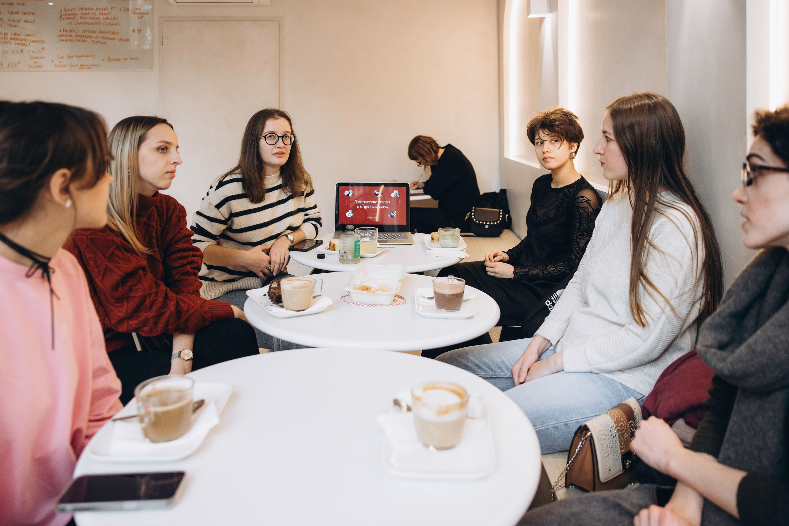 Event photo session for Art brunch Toulouse. Eugenie Smirnova — wedding, corporate and lifestyle photographer in Toulouse and Southwest France