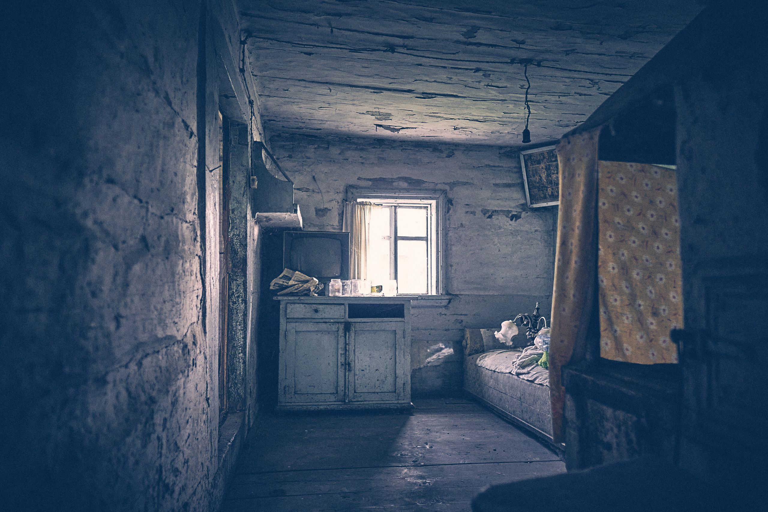 Andriej Szypiłow - Fotograf i Wideograf - Reportaż artystyczny - wizyta rodzinna in the middle of nowhere. Zabita dechami wieś na granicy Białorusi i Polski.