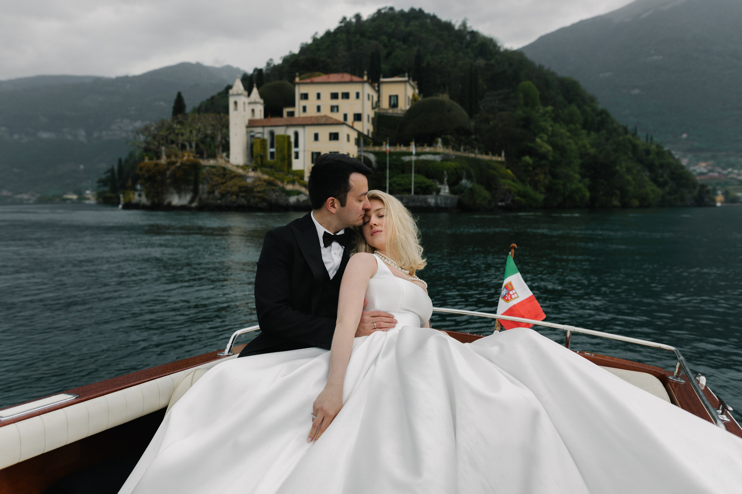 Rainy Day Wedding on Lake Como | Villa Serbelloni & Boat Photography. Photographer in Italy Anna Linnik