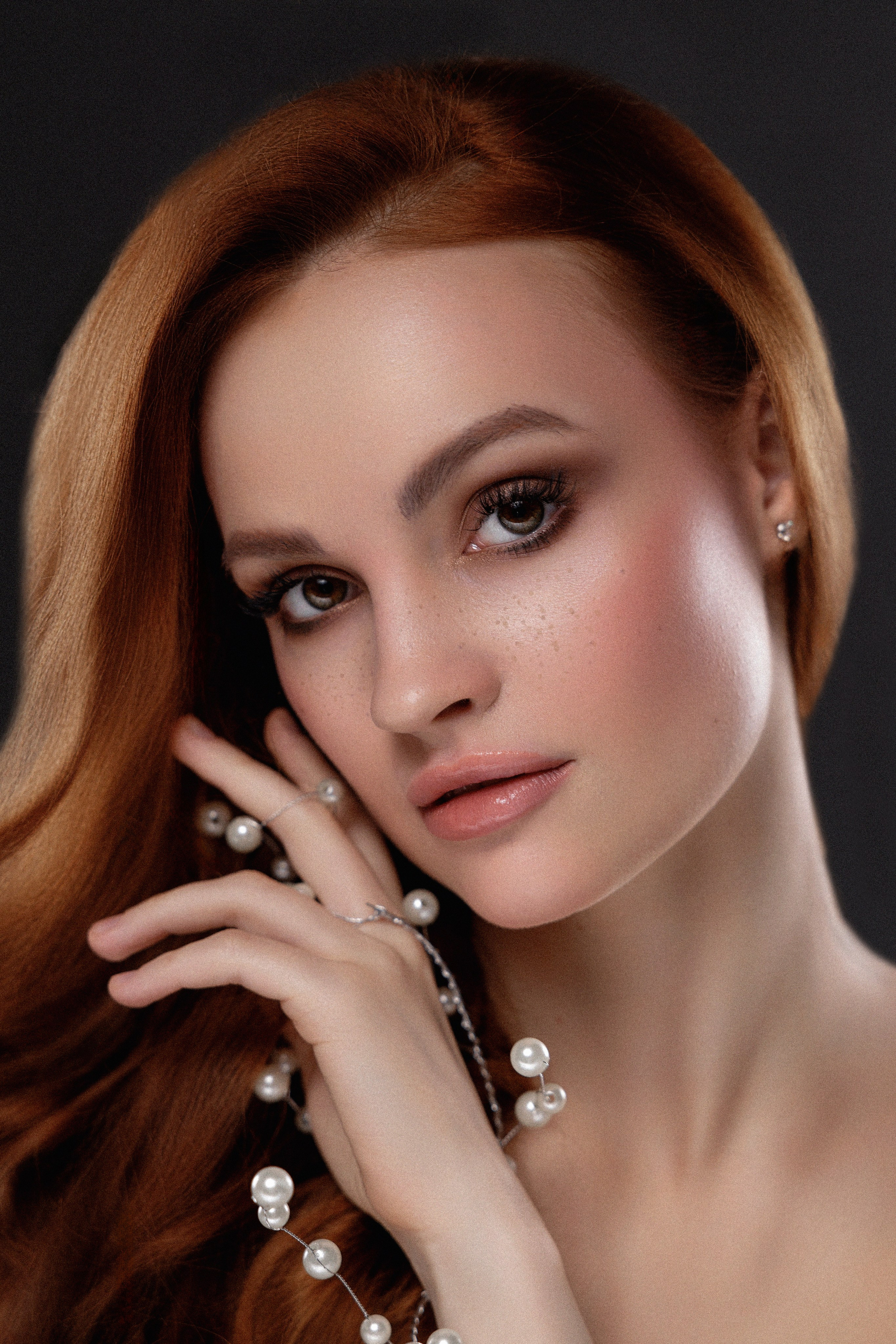 портретная фотосессия рыжеволосой девушки с мягким светом 