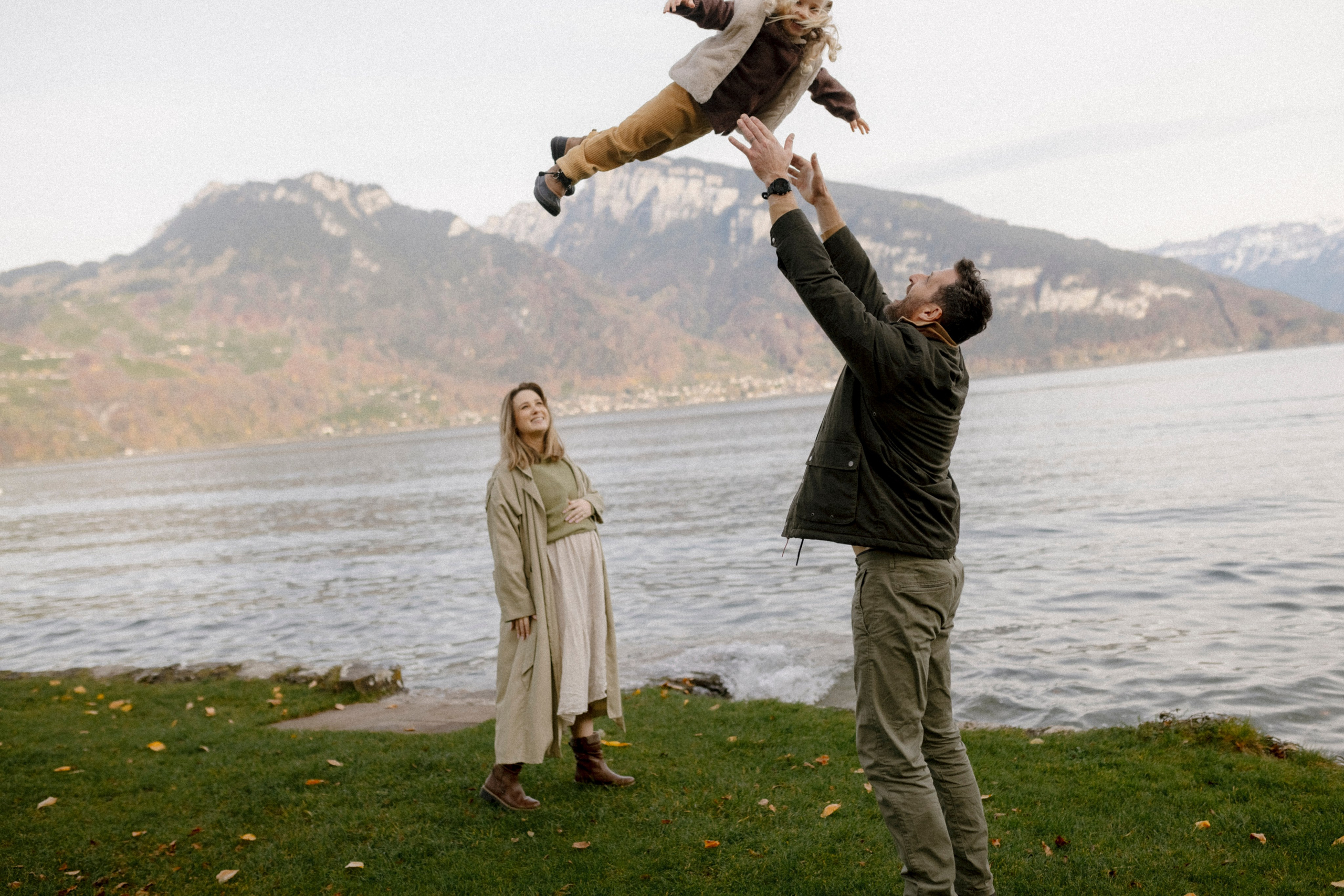 Polina Sobol — family & documentary photographer in Bern. Outdoor & urban photo sessions for families, kids and couples