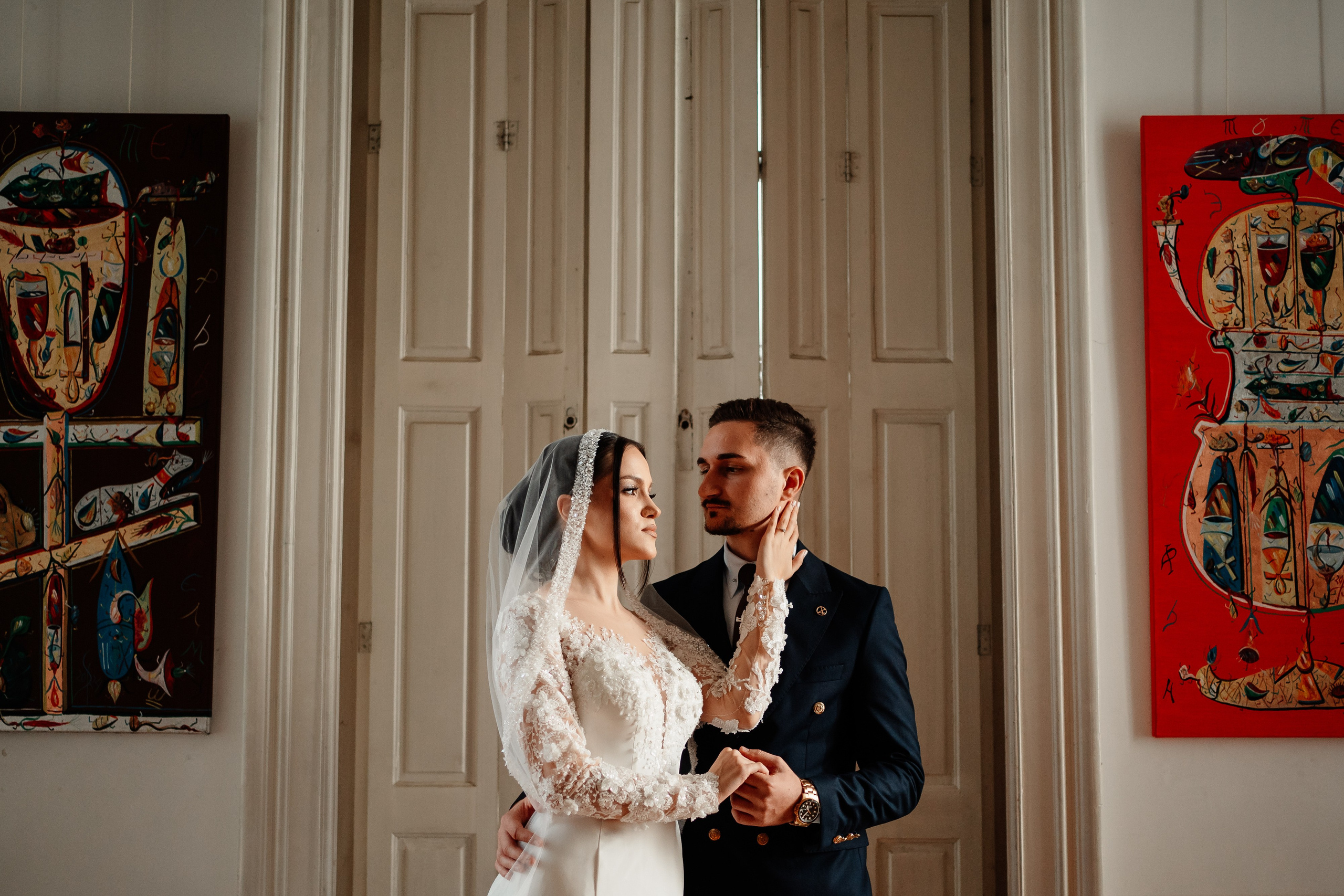 Moment emoționant între miri în ziua nunții, surprins într-un cadru natural și romantic, la Reina Events. Fotografie de nuntă profesională, editată artistic pentru a evidenția emoția și eleganța evenimentului.