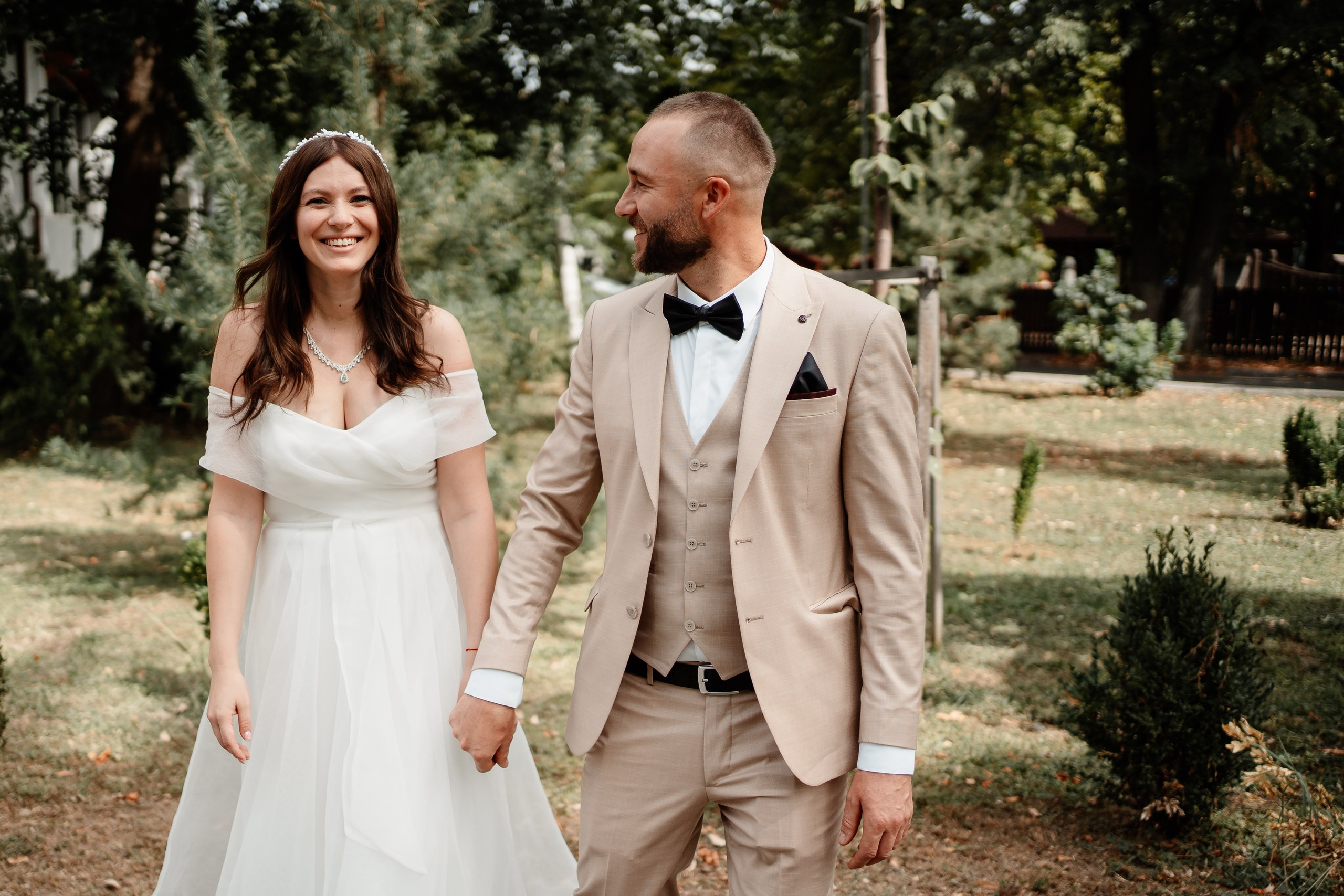 Miri fericiți în fața oficiului stării civile din Bucuresti, Sector 1, celebrând începutul unei noi vieți împreună. Fotografie de cununie civilă, capturând naturalețea și bucuria momentului special.