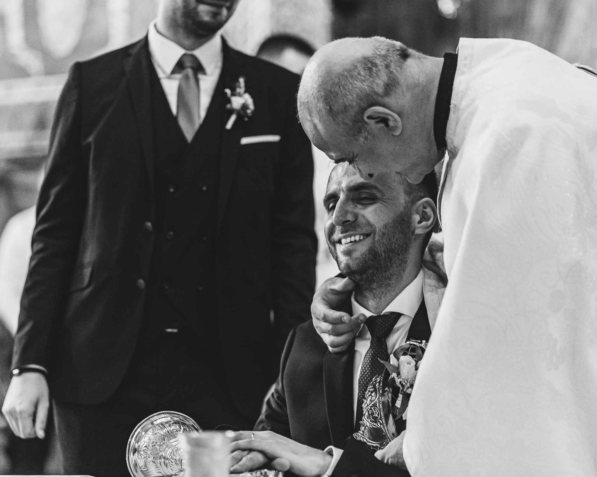 Moment emoționant între miri în ziua nunții, surprins într-un cadru natural și romantic, la Conacul din Livada. Fotografie de nuntă profesională, editată artistic pentru a evidenția emoția și eleganța evenimentului.