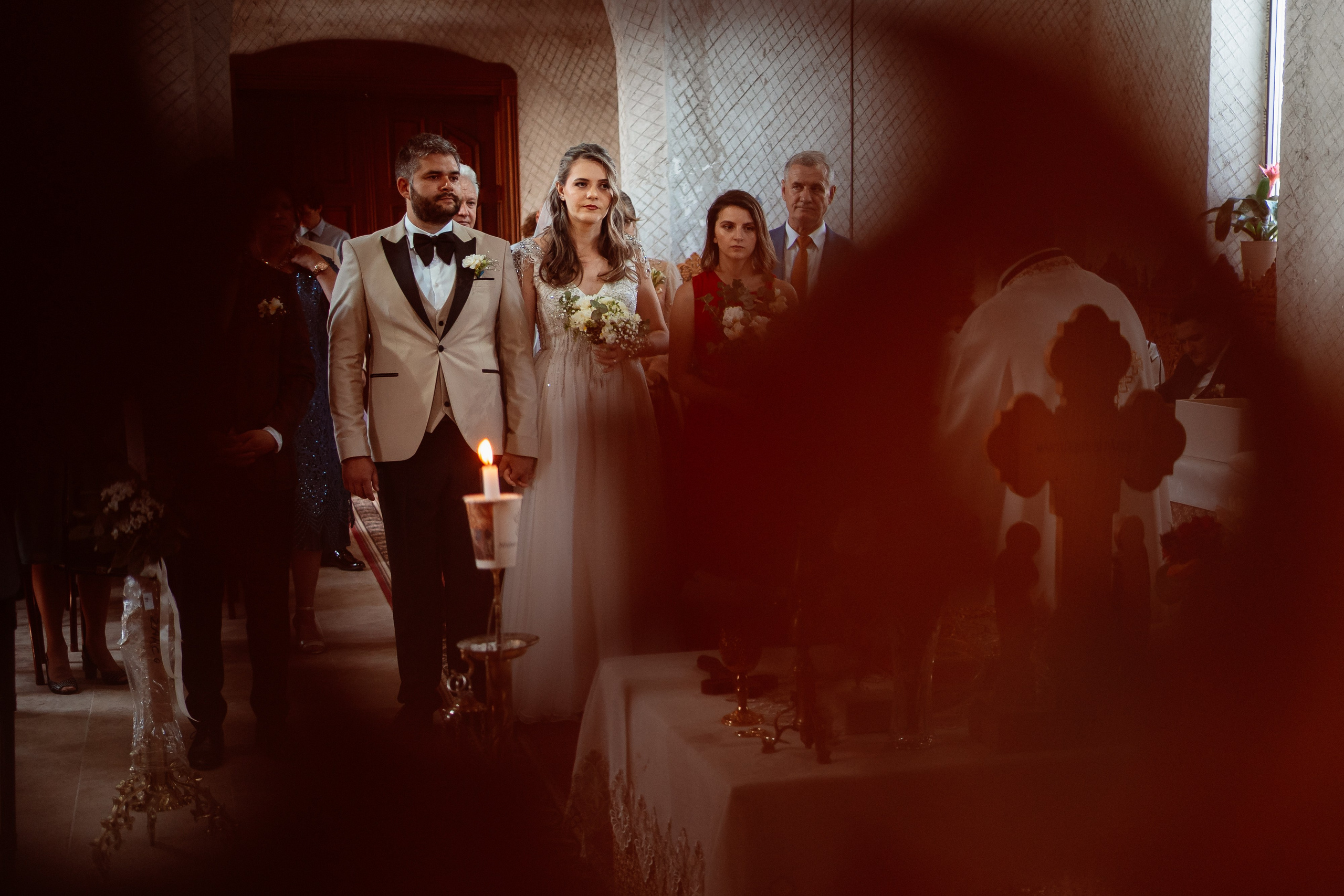 Moment emoționant între miri în ziua nunții, surprins într-un cadru natural și romantic, la Grădina Lahovari. Fotografie de nuntă profesională, editată artistic pentru a evidenția emoția și eleganța evenimentului.