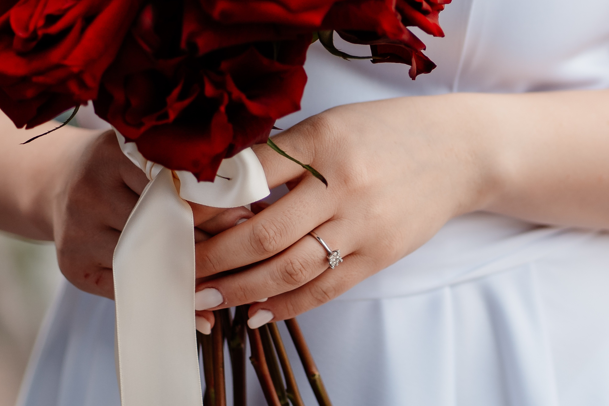 Miri fericiți în fața oficiului stării civile din Ilfov, celebrând începutul unei noi vieți împreună. Fotografie de cununie civilă, capturând naturalețea și bucuria momentului special.