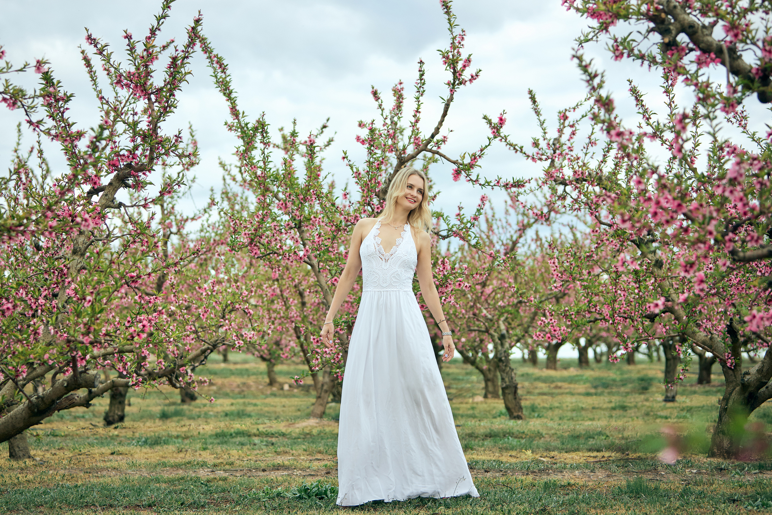 Валерия, цветение персика. Фотограф в Барселоне, в Испании, по всей Европе - Андрей Пасечник. Тел