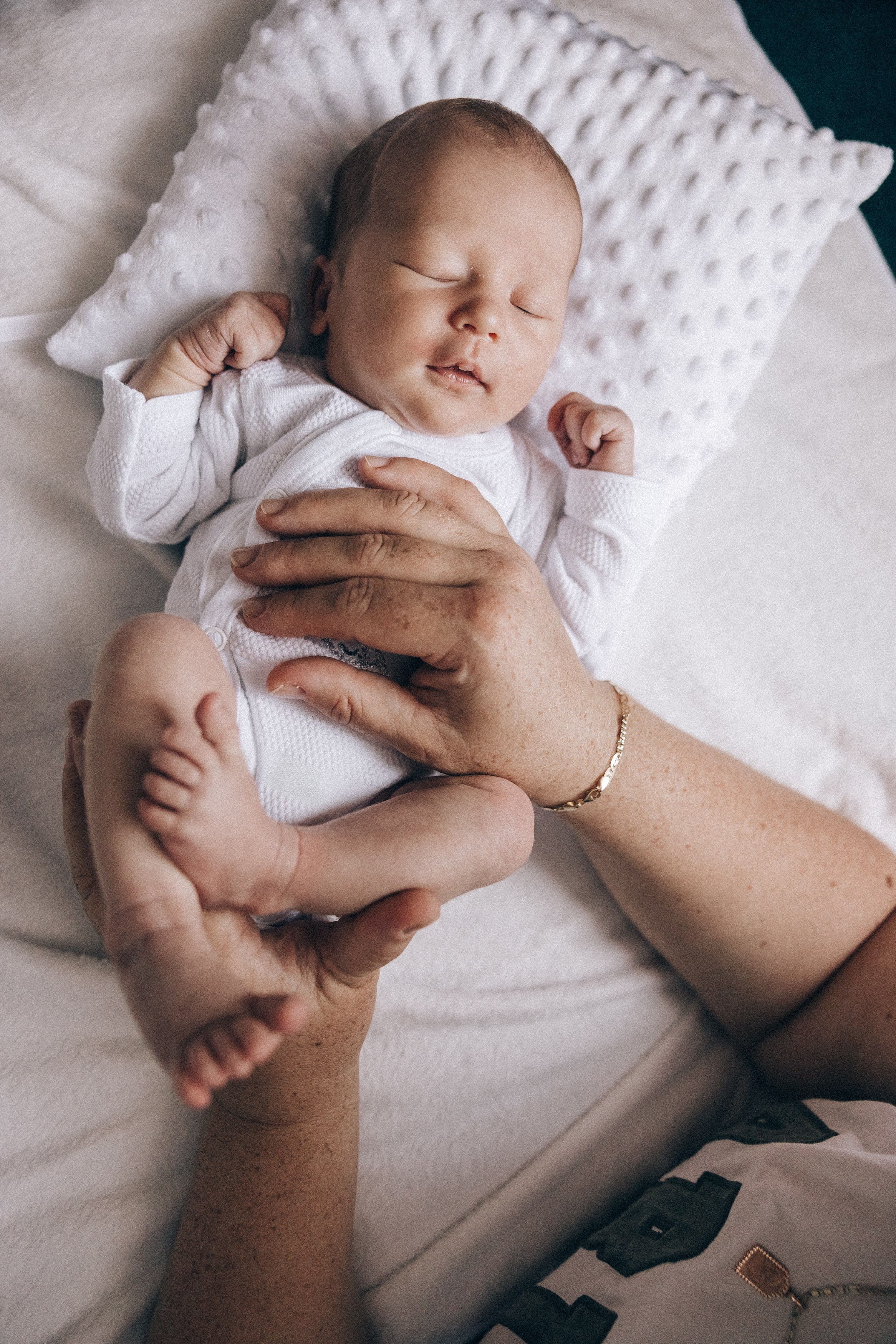 Novorozenecké focení doma — přirozené fotografie plné lásky. Lifestyle a rodinná fotografka v Pisku Oxana Telupilova