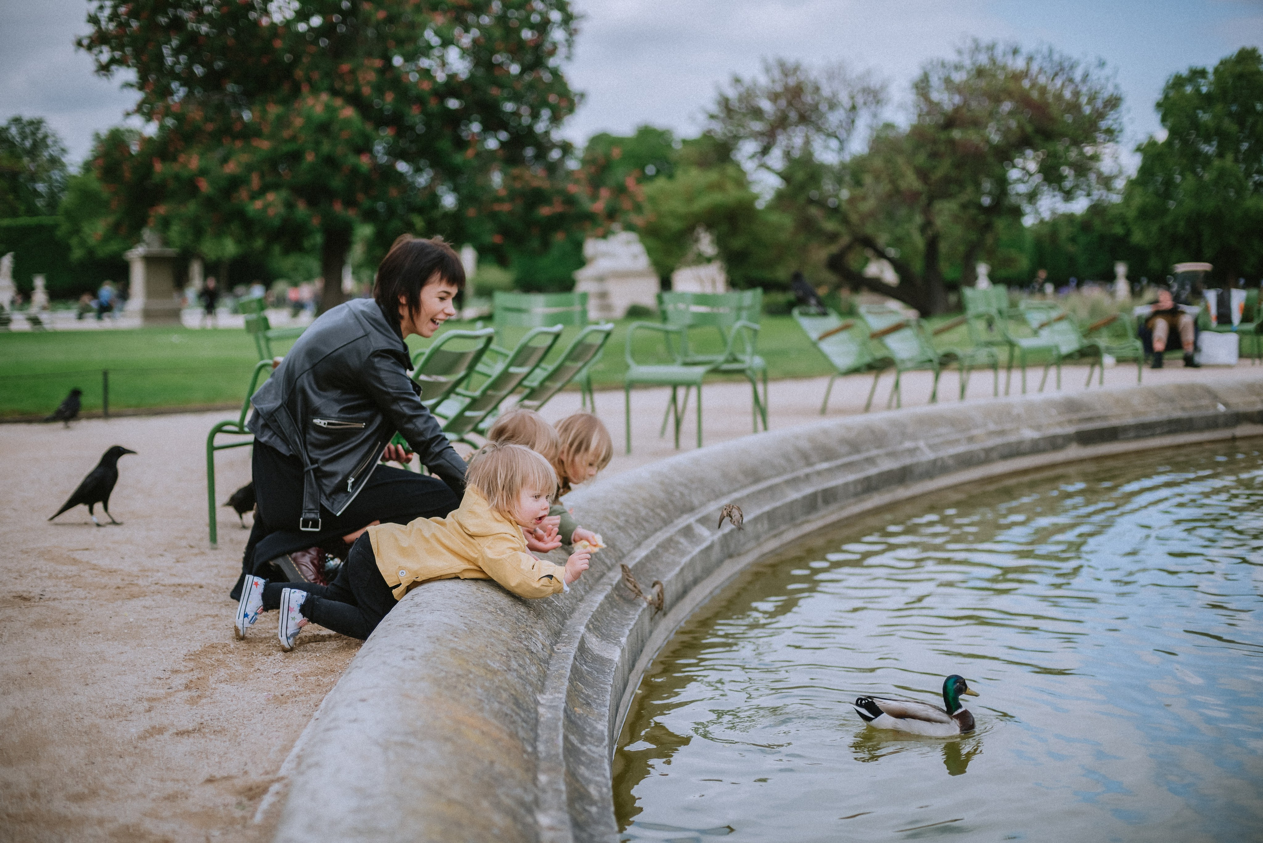 Lifestyle family walk in Tuileries Gardens. Ksenia Marchand/ Lifestyle photographer in Paris