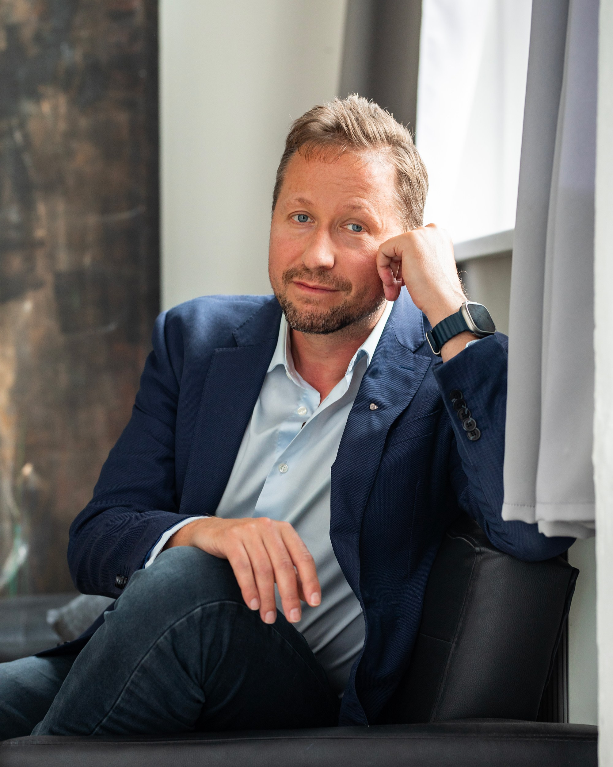 Portrétní fotografka Praha. Dana Lišková — Empatická fotografka | Introspektivní umělkyně | Neurodivergentní koučka| Zakladatelka Artepy.cz