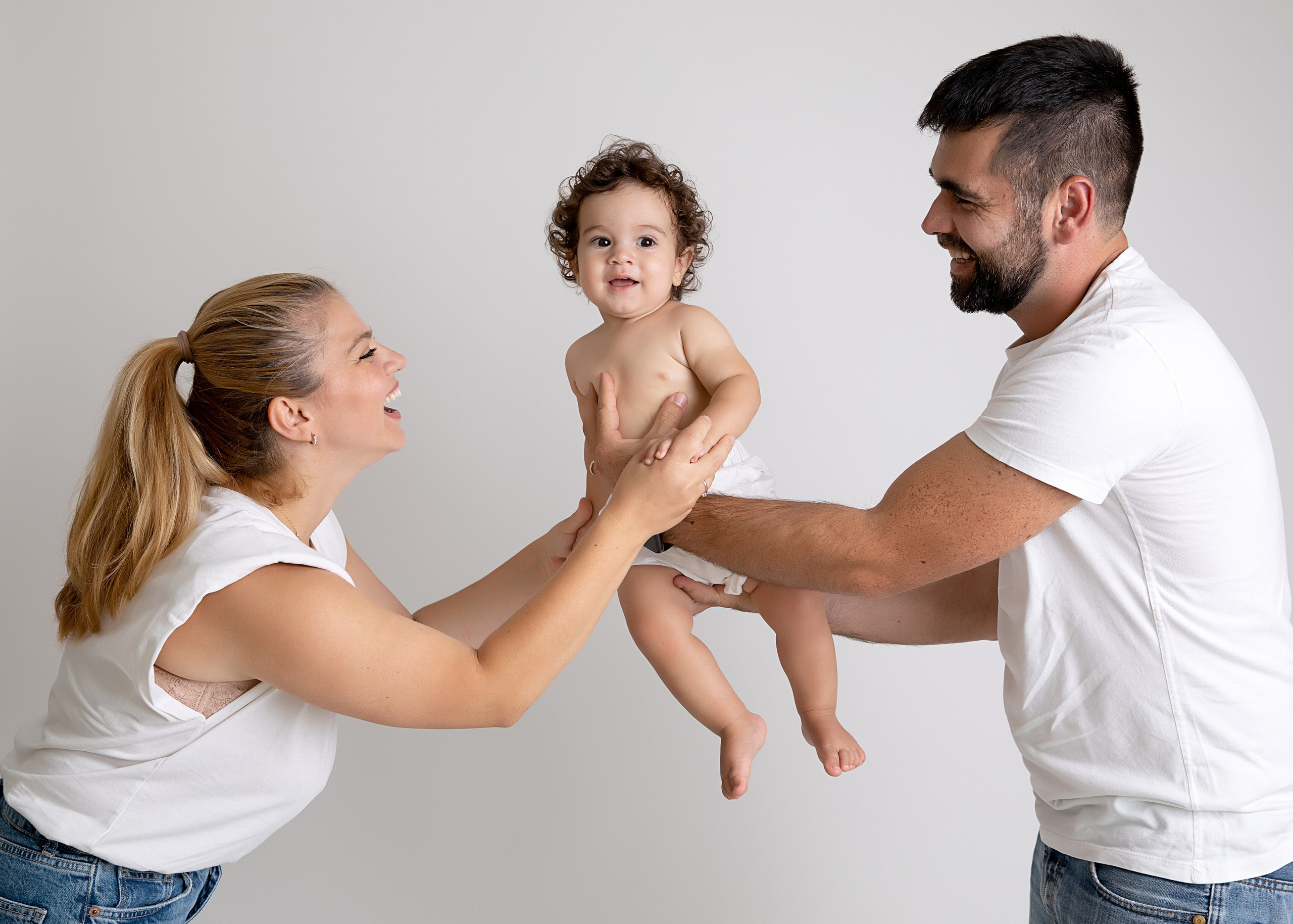 Skapa varaktiga minnen med en familjefotografering som inkluderar mamma, pappa och barn i studion.