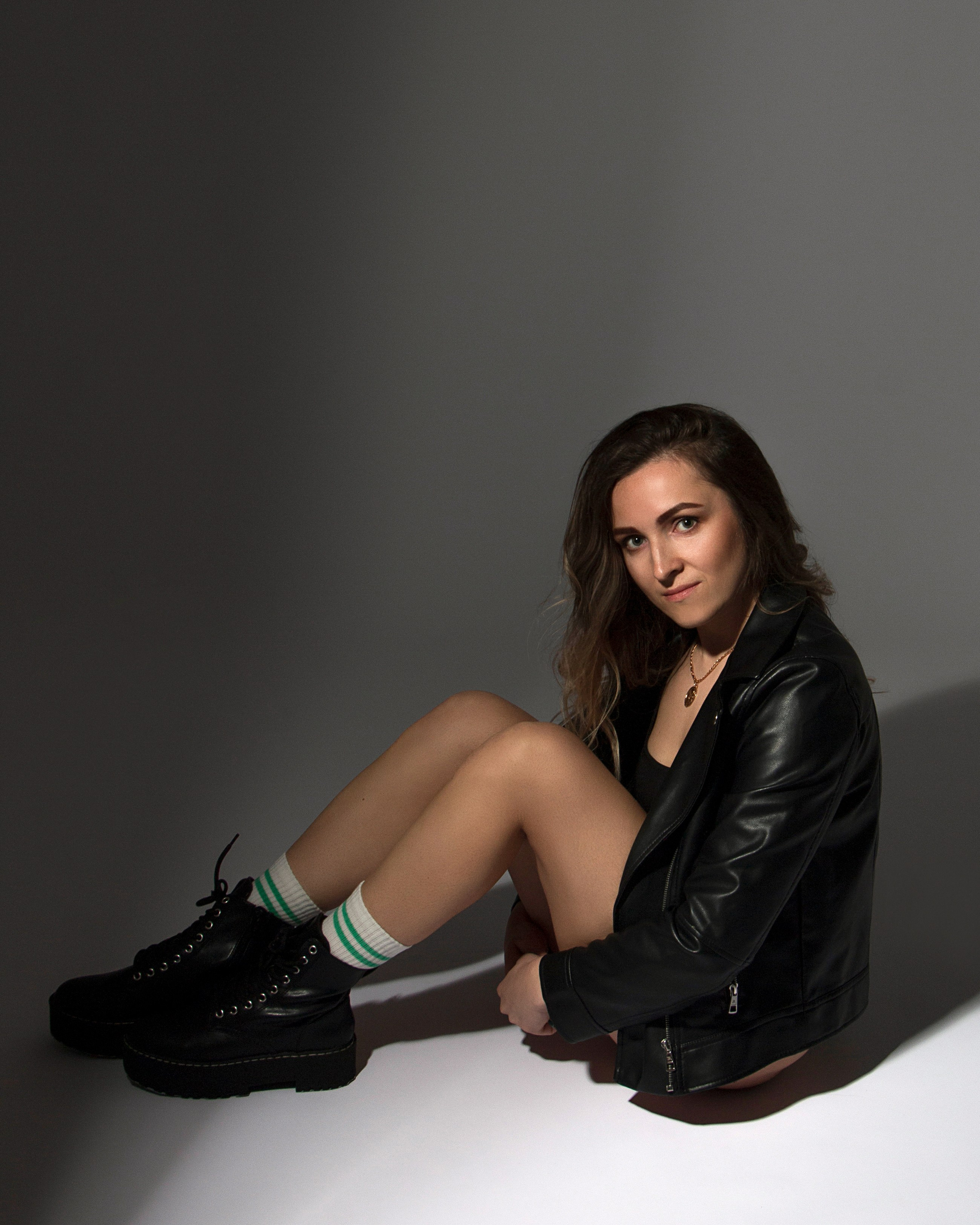 Schwarz-Weiß-Studioaufnahme – Frau in Lederjacke mit intensivem Blick