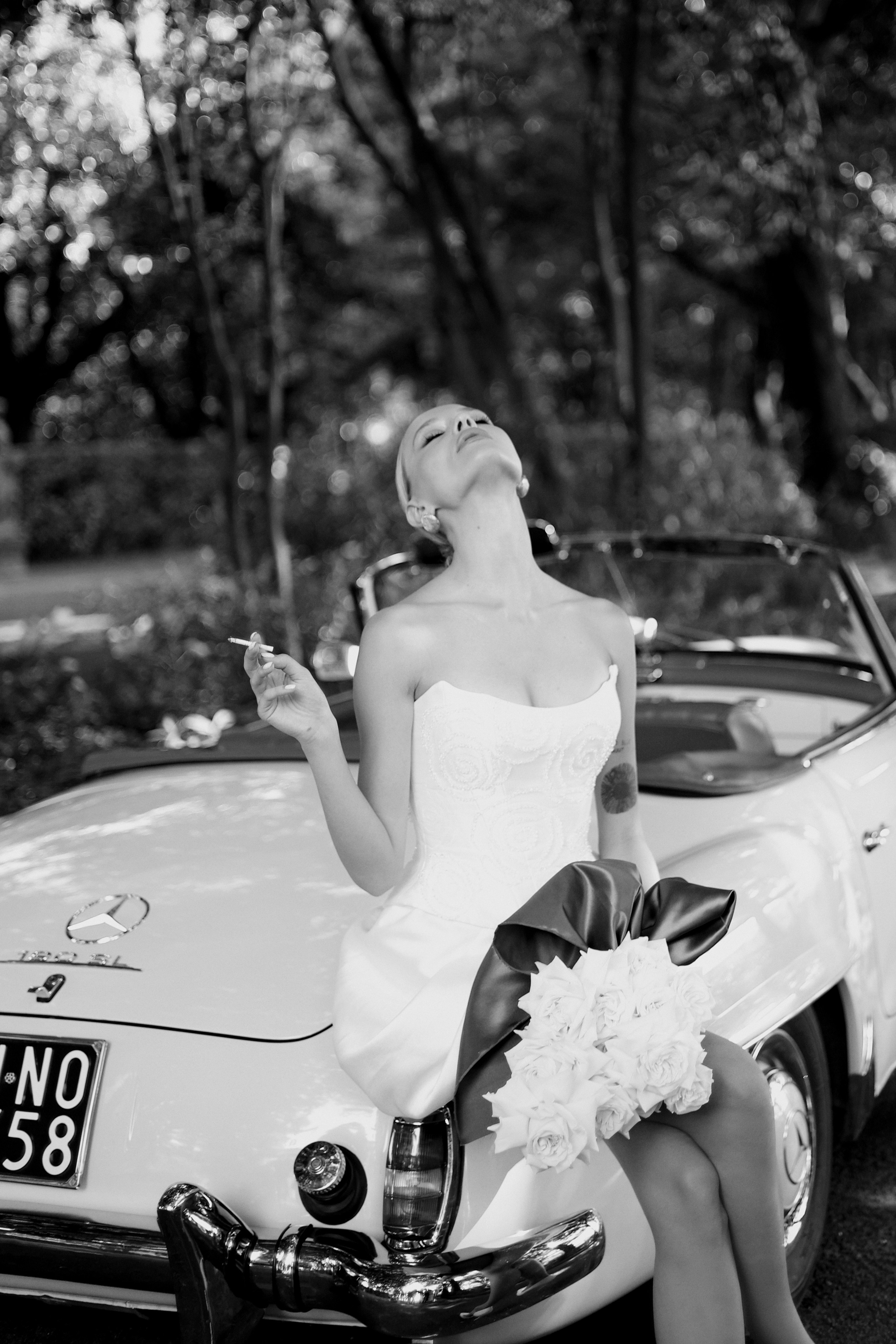 Romantic Elopement in Tuscany with a Vintage Car and Historic Villa. Photographer in Venice, Viktoria Antonova