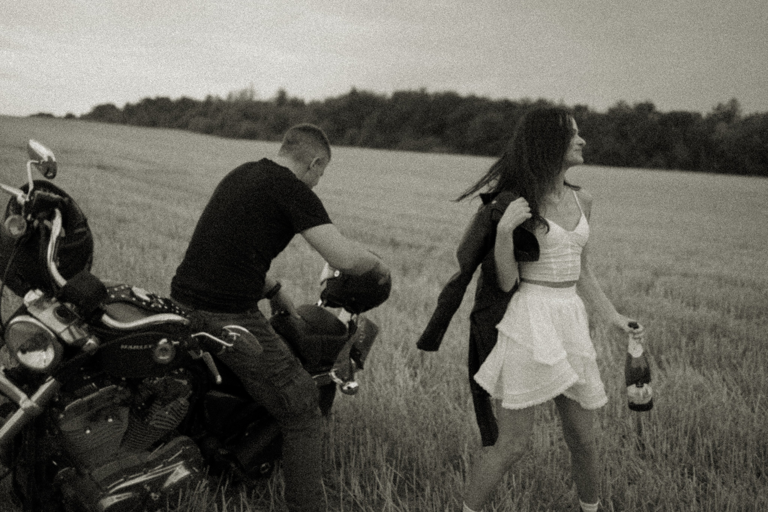 Balade en moto. Histoires d’amour, séances photos de famille et de mariage en France