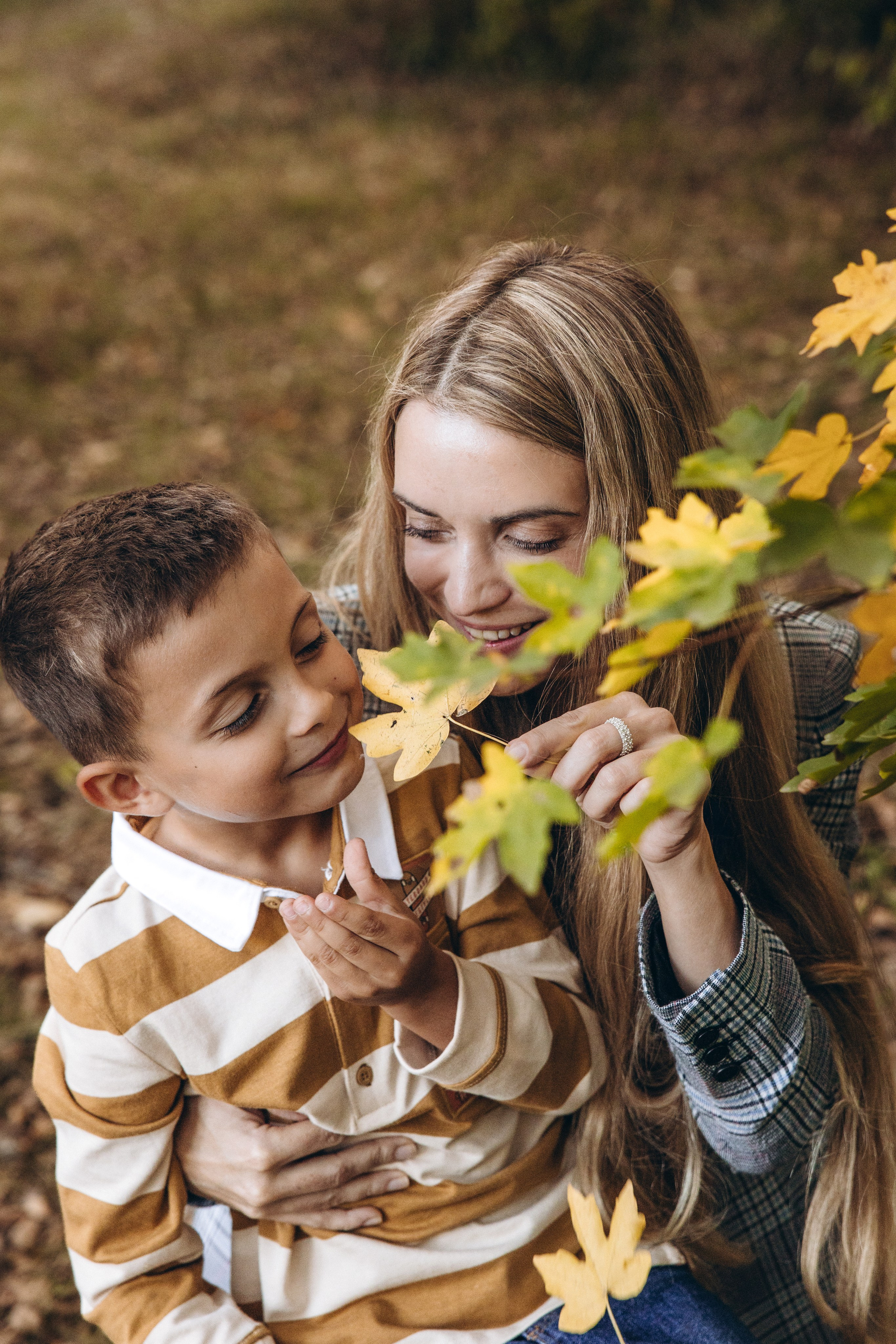 Autumn mother-son family photoshoot in Toulouse. Eugenie Smirnova — wedding, corporate and lifestyle photographer in Toulouse and Southwest France