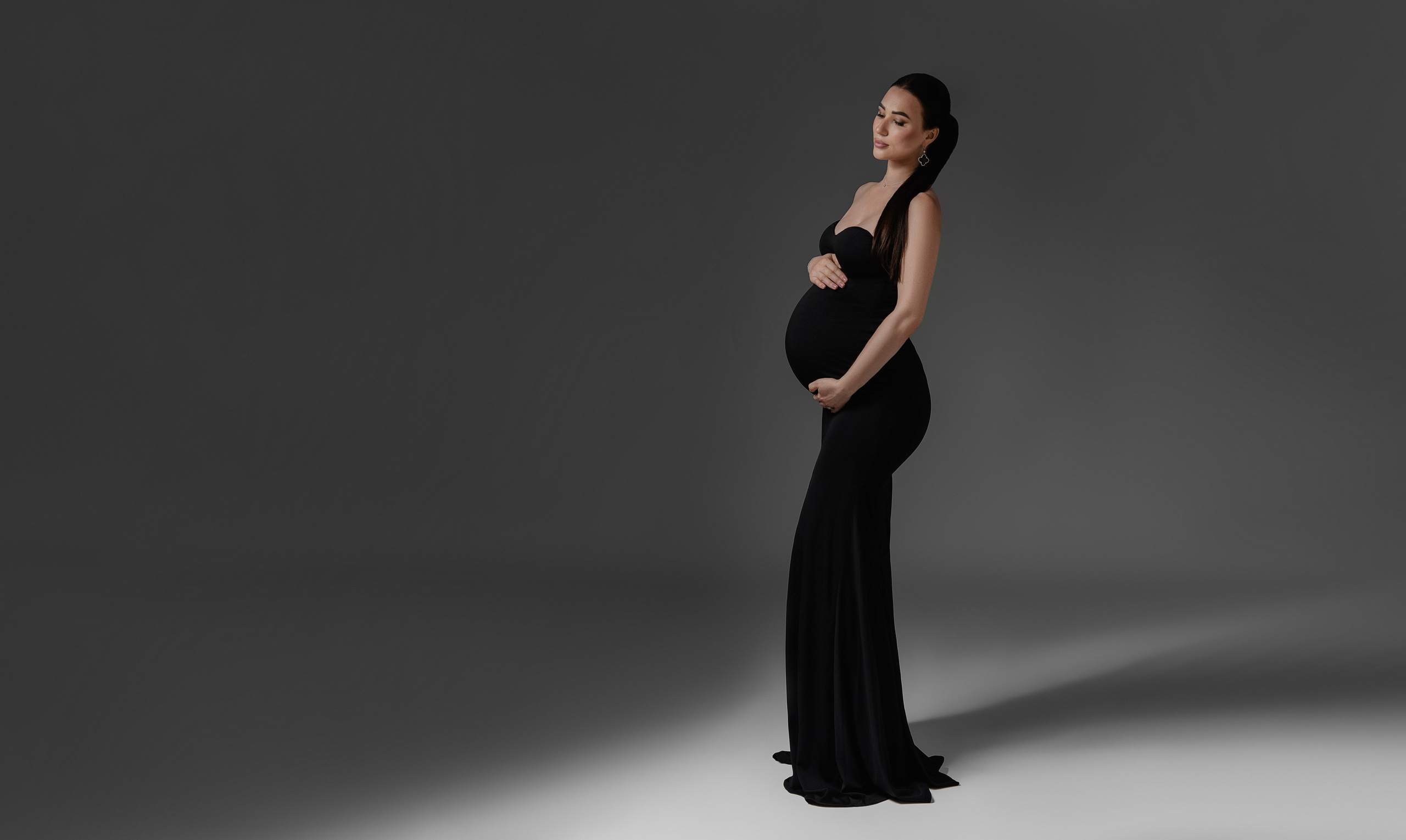 Séance photo de Grosesse dans un studio à Nice, France, Côte d’Azur. MARIA VALUEVA Photographer in Nice, Cannes, Monaco, France, Europe, Istanbulm Turquie
