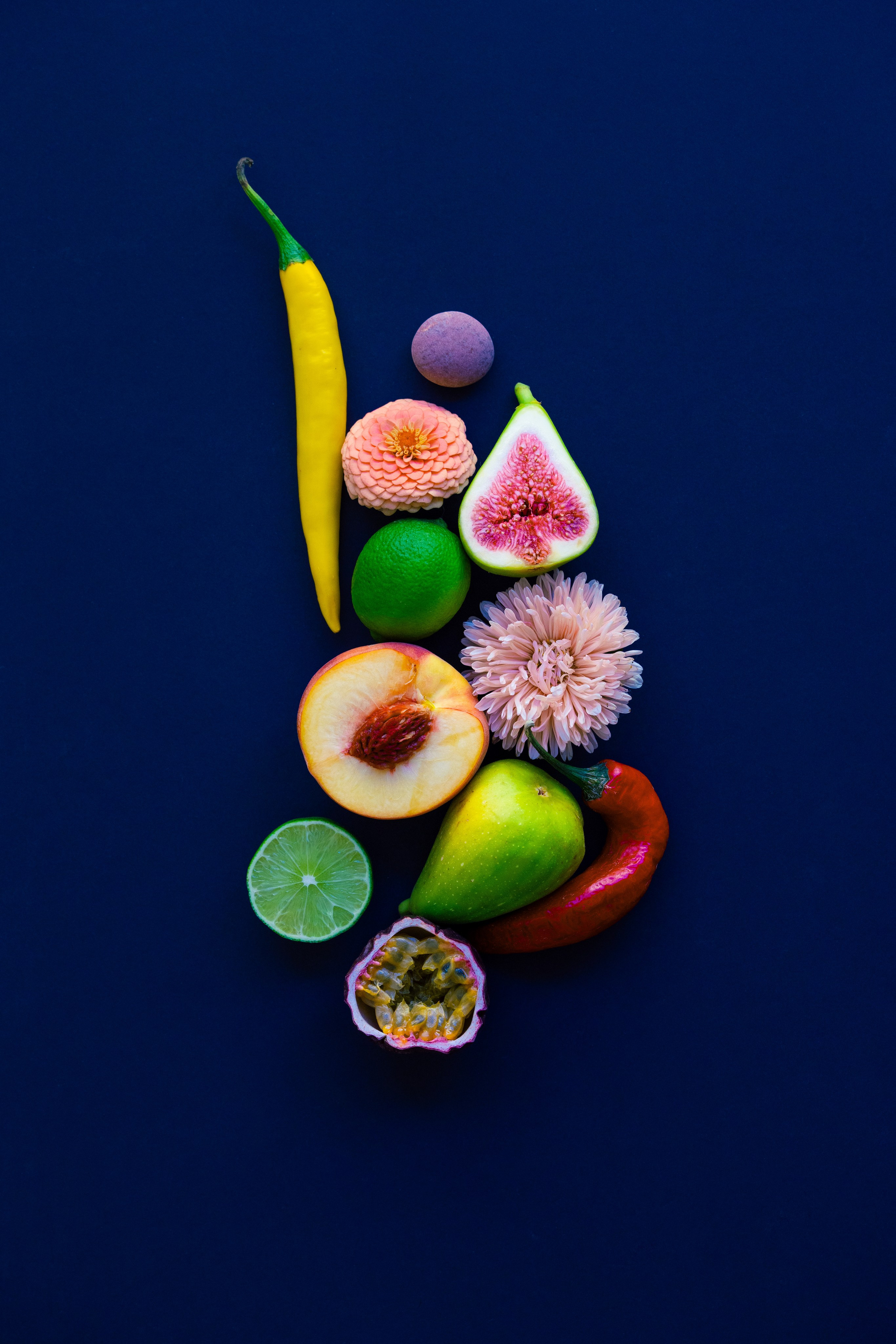 Frutas, flores e pimentões. vista superior composição colorida de flores, frutas e pimentas.