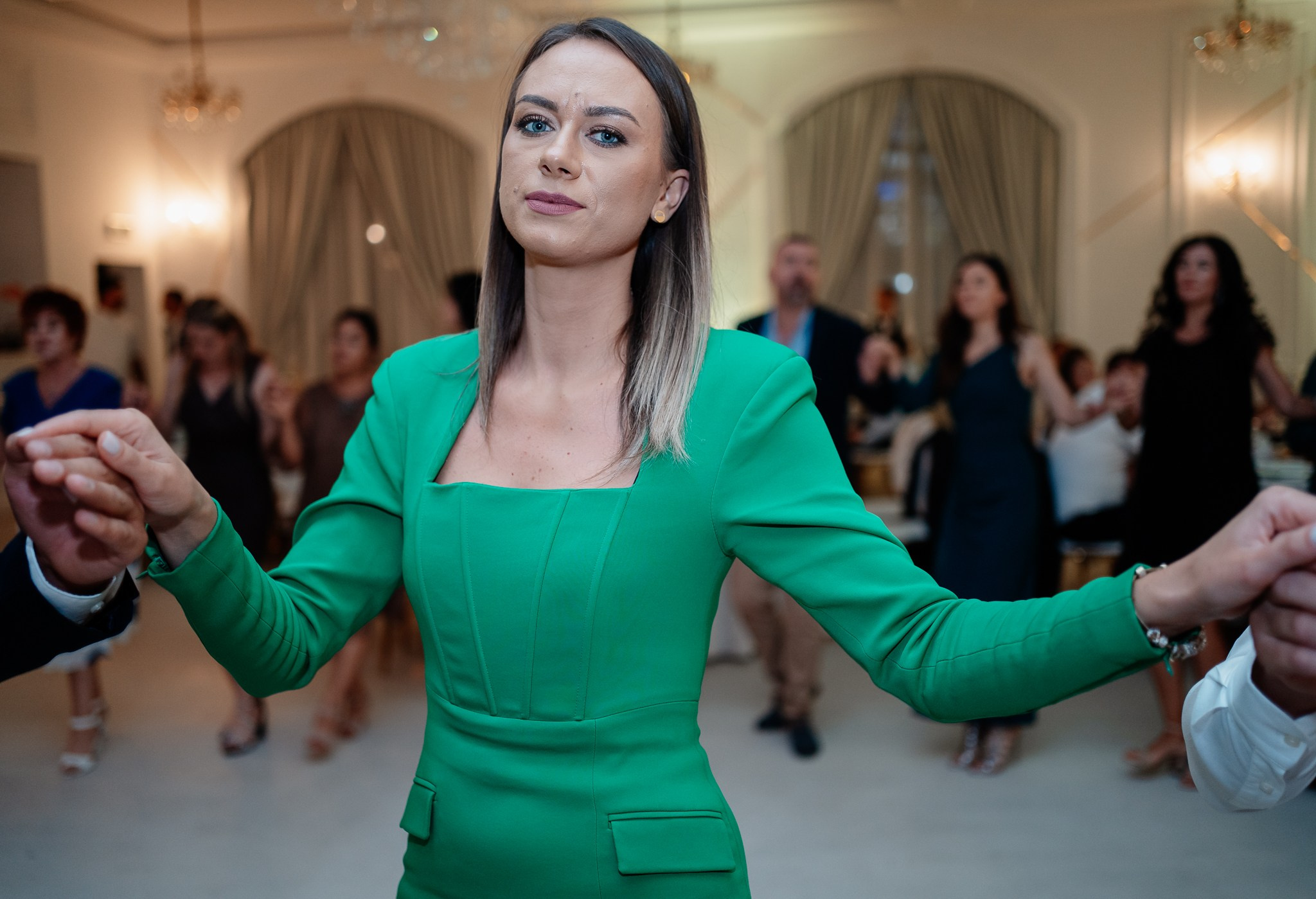 Moment emoționant între miri în ziua nunții, surprins într-un cadru natural și romantic, la Conacul din Livada. Fotografie de nuntă profesională, editată artistic pentru a evidenția emoția și eleganța evenimentului.