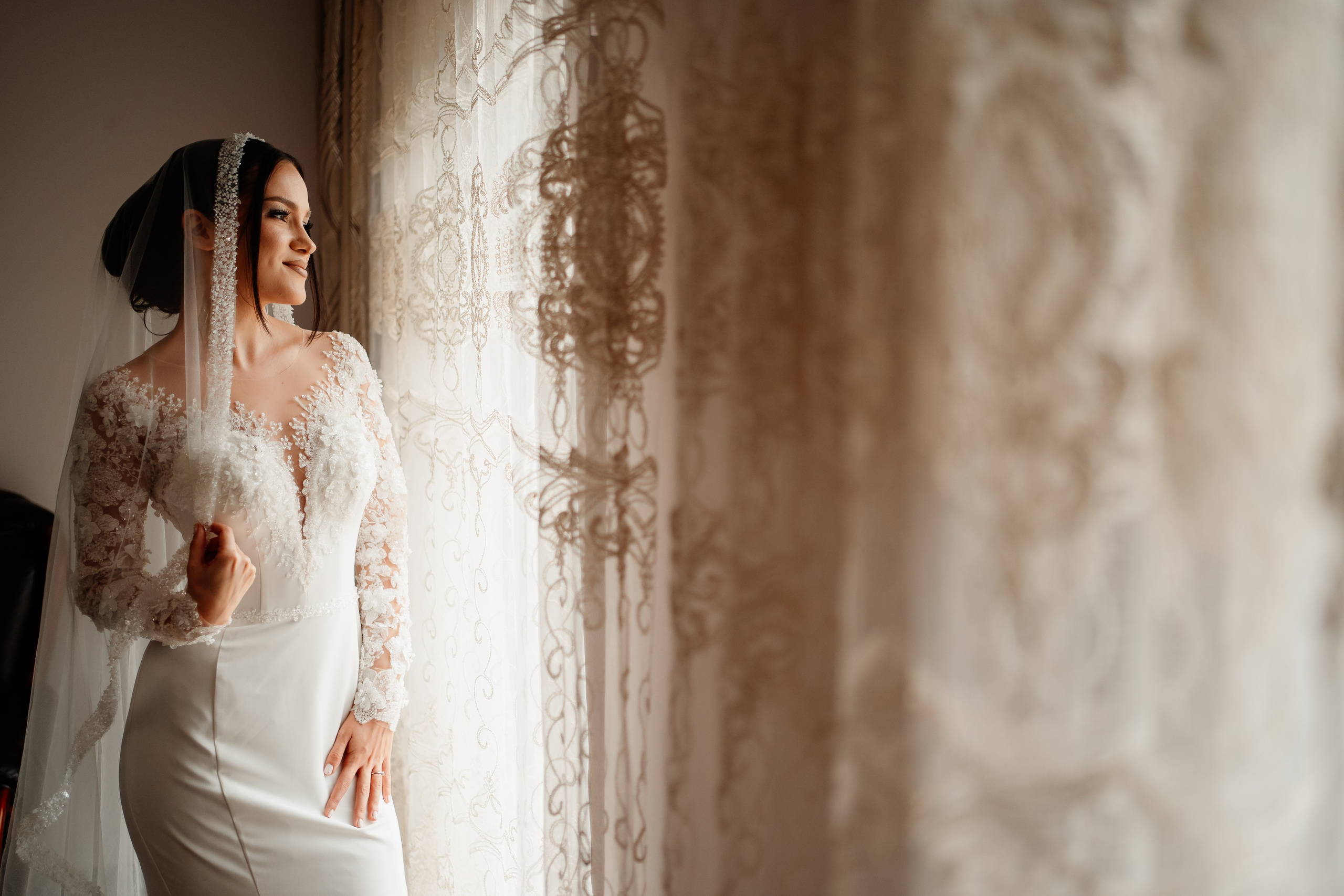 Moment emoționant între miri în ziua nunții, surprins într-un cadru natural și romantic, la Reina Events. Fotografie de nuntă profesională, editată artistic pentru a evidenția emoția și eleganța evenimentului.