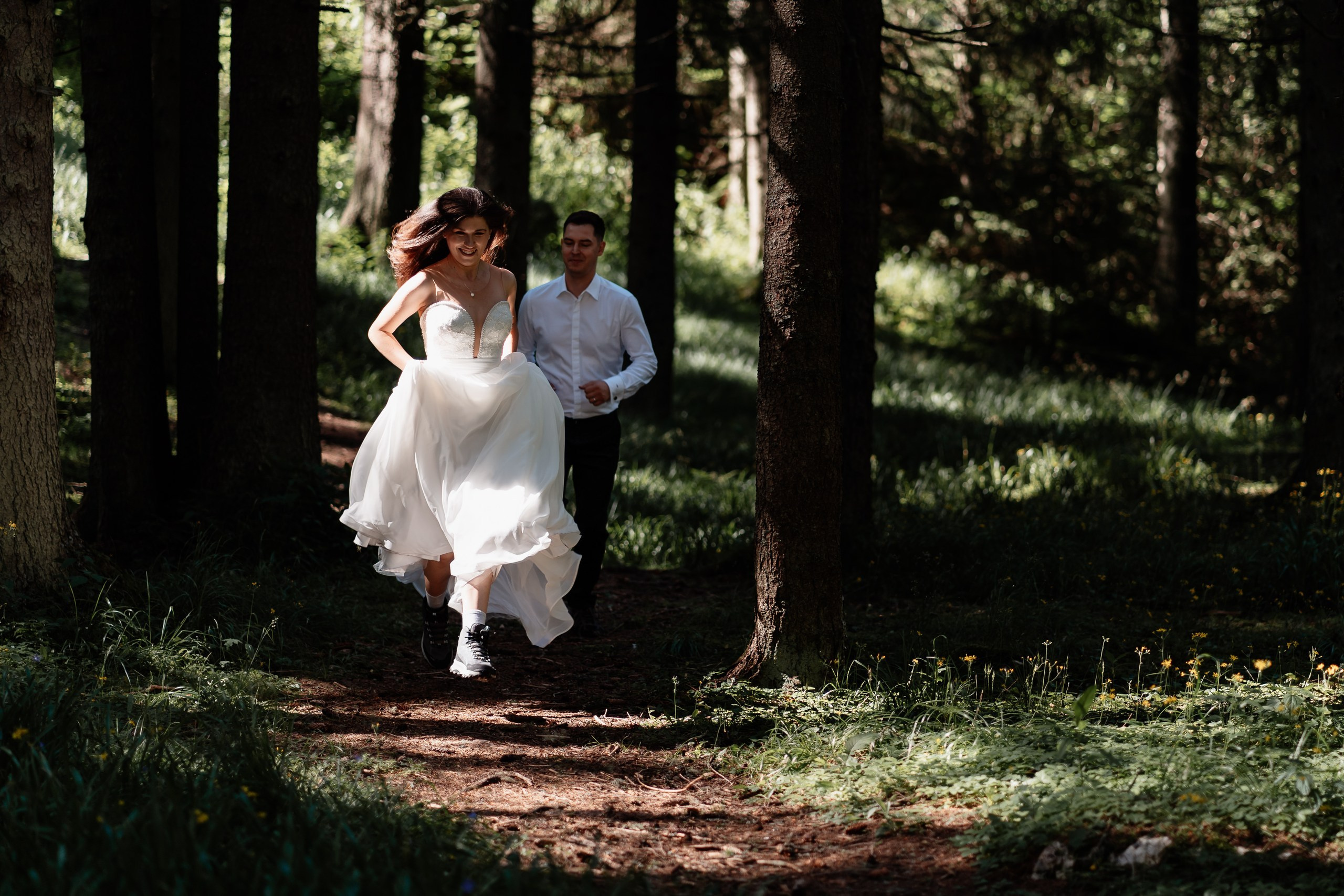 Moment emoționant între miri în ziua nunții, surprins într-un cadru natural și romantic, la Lacul Bolboci. Fotografie de nuntă profesională, editată artistic pentru a evidenția emoția și eleganța evenimentului.
