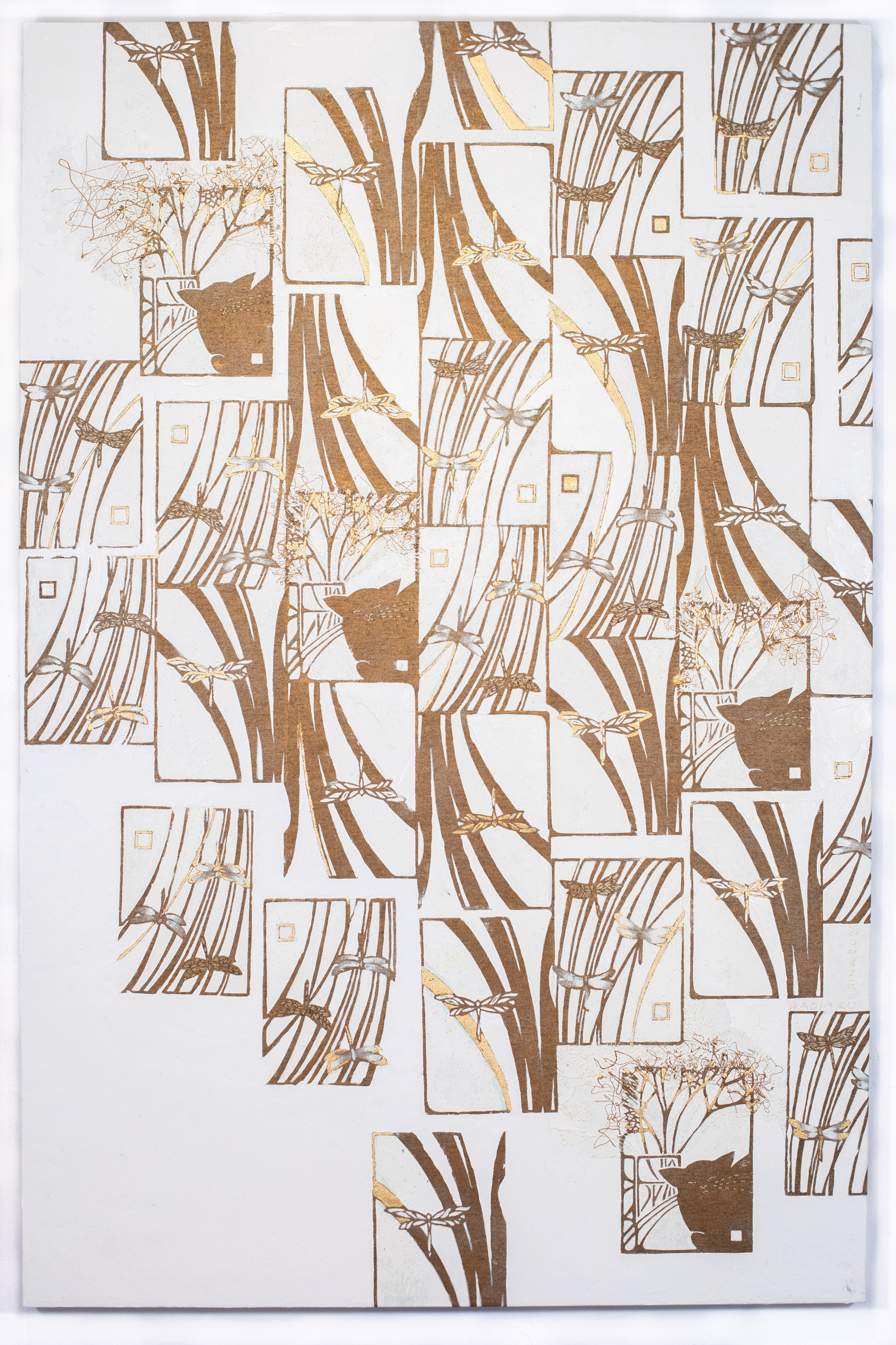 «Gatti e Libellule» Oro/Bianco Tecnica mista, stampa su tela, ricamo su tela, olio su tela, 90×136 cm. Nadia Kuprina. Artist