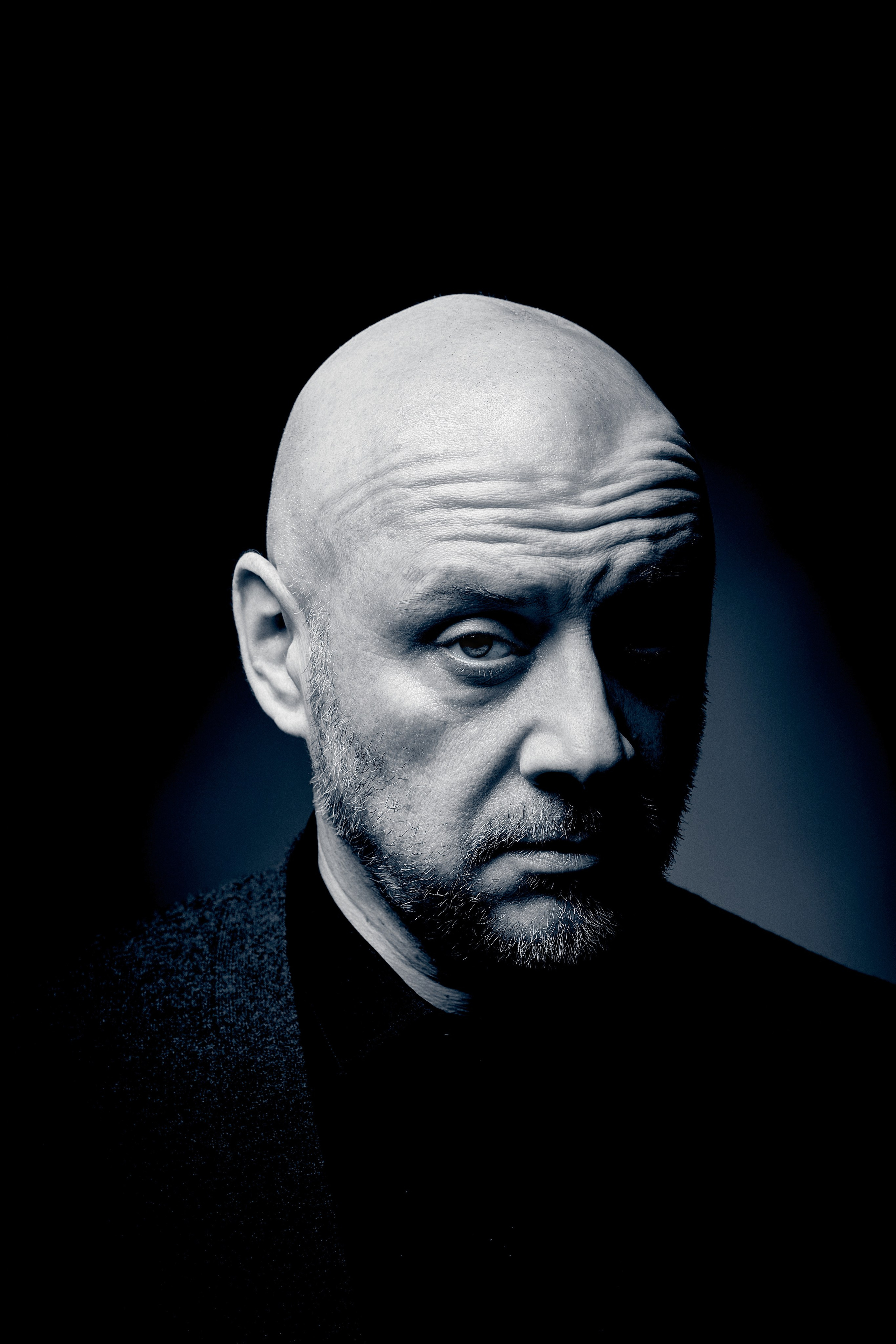 Portretowy fotograf Andriej Szypiłow - Spojrzenie na Kumpla w stylu Noir. Każdy z nas ma swoją ciemną stronę… Portret czarno-biały. BW. Black and White Portrait.