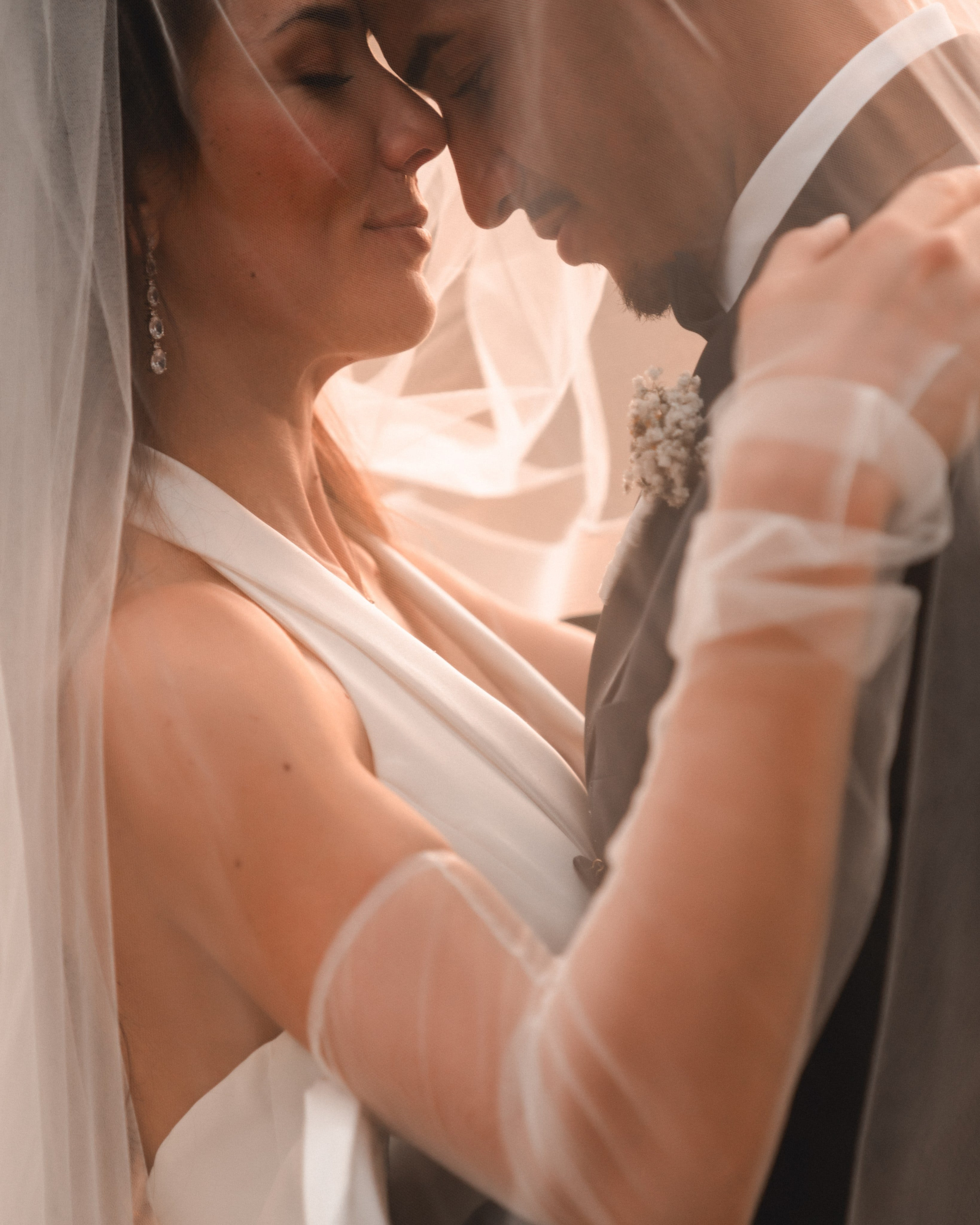 Momento íntimo do casal, close cinematográfico com tons da golden hour