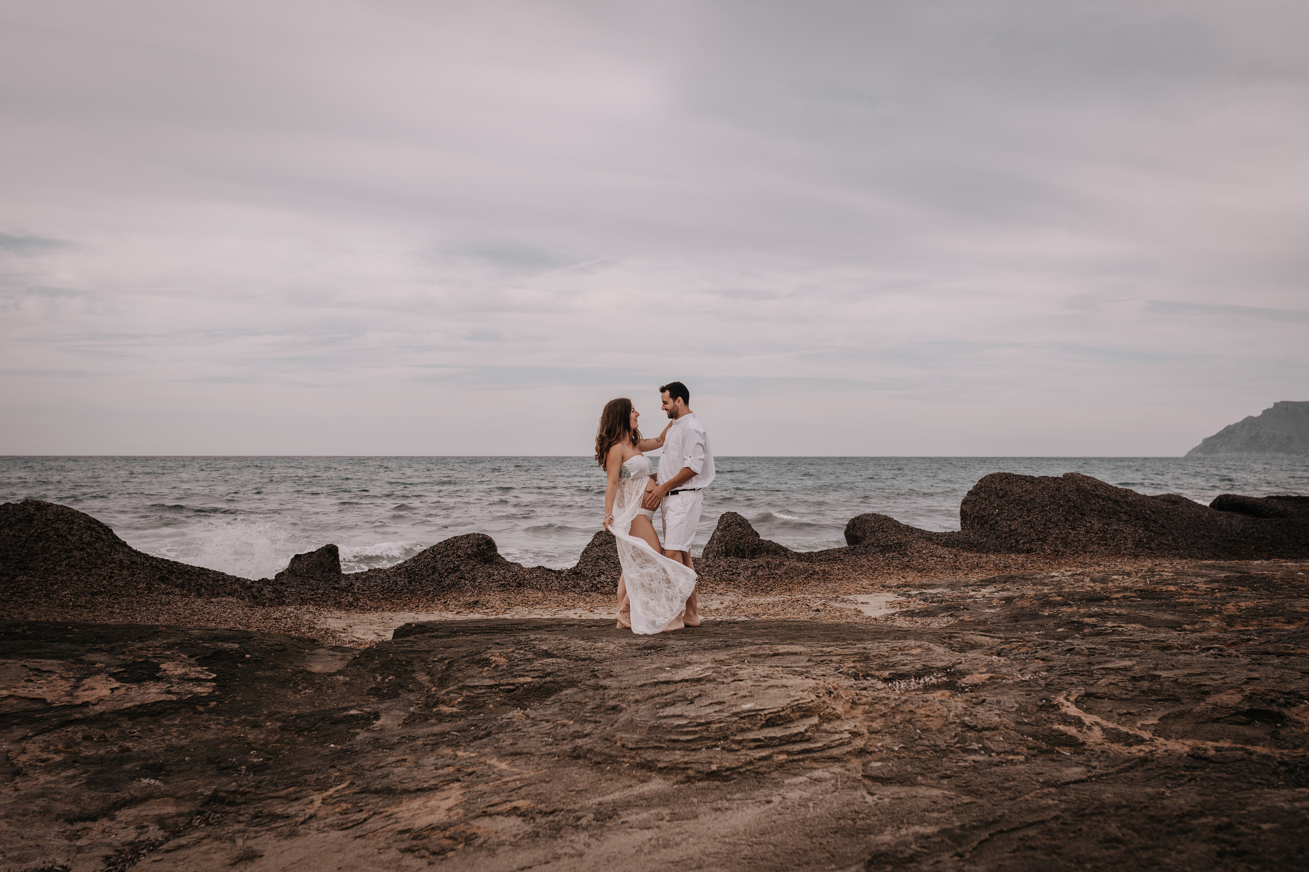 DIVIRTIENDOSE EN LA PLAYA. SPLASH Fotógrafo de bodas y familias en Palma de Mallorca | Mauricio Alcibar