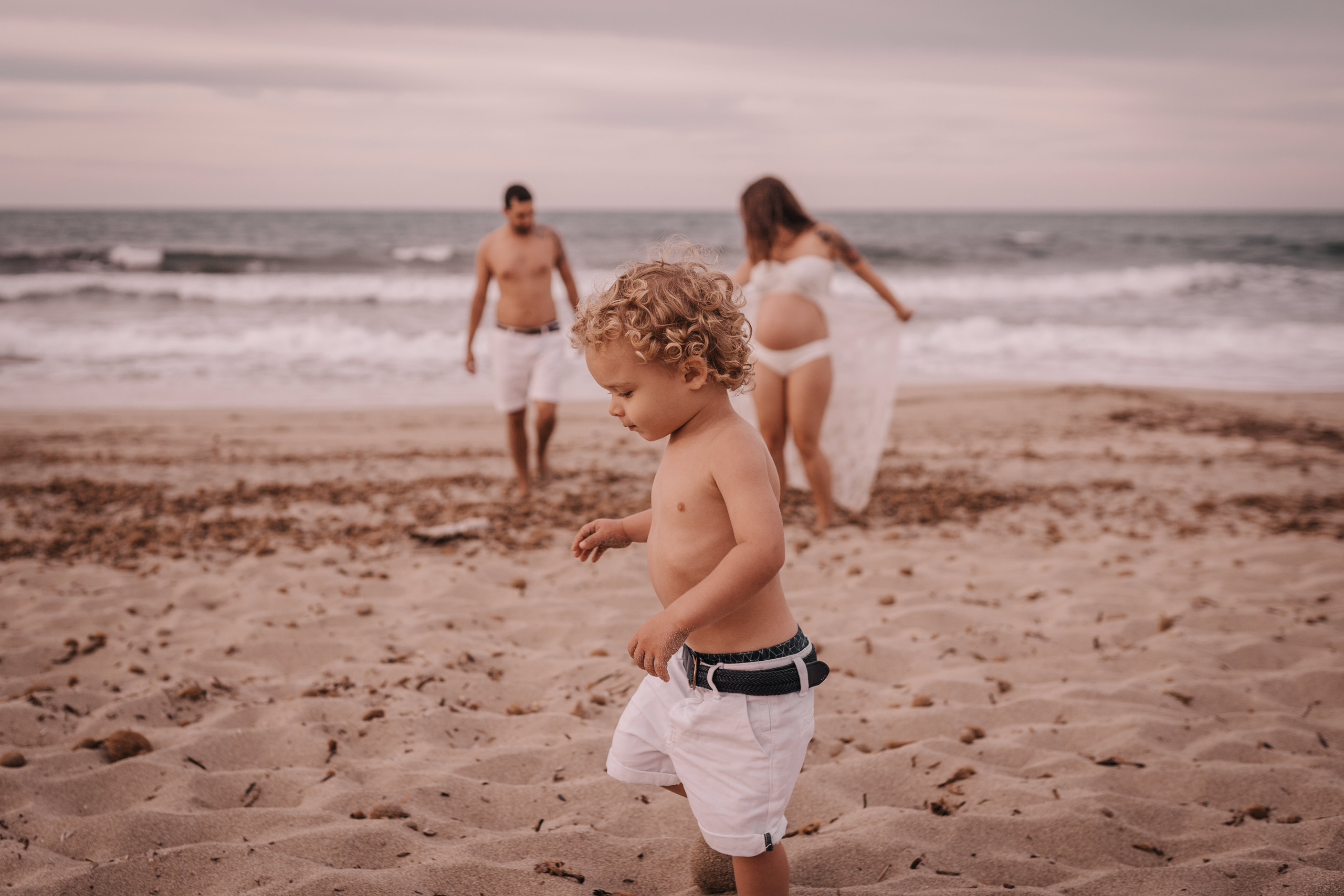 DIVIRTIENDOSE EN LA PLAYA. SPLASH Fotógrafo de bodas y familias en Palma de Mallorca | Mauricio Alcibar