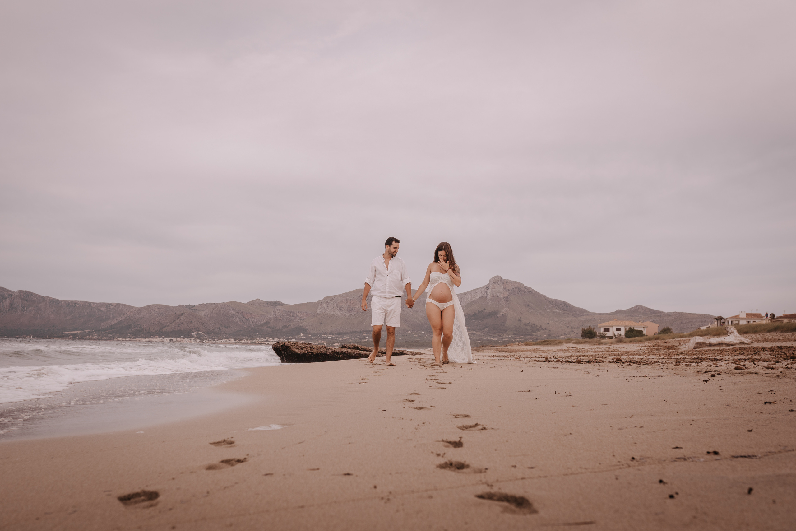 DIVIRTIENDOSE EN LA PLAYA. SPLASH Fotógrafo de bodas y familias en Palma de Mallorca | Mauricio Alcibar