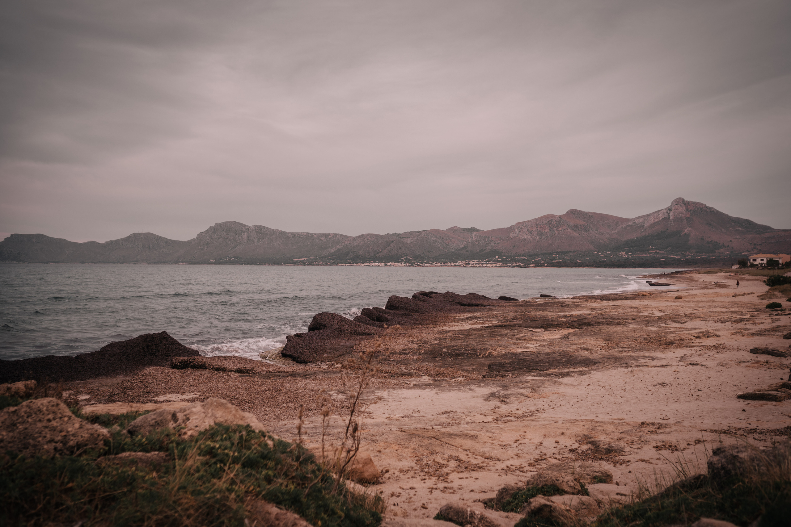 DIVIRTIENDOSE EN LA PLAYA. SPLASH Fotógrafo de bodas y familias en Palma de Mallorca | Mauricio Alcibar