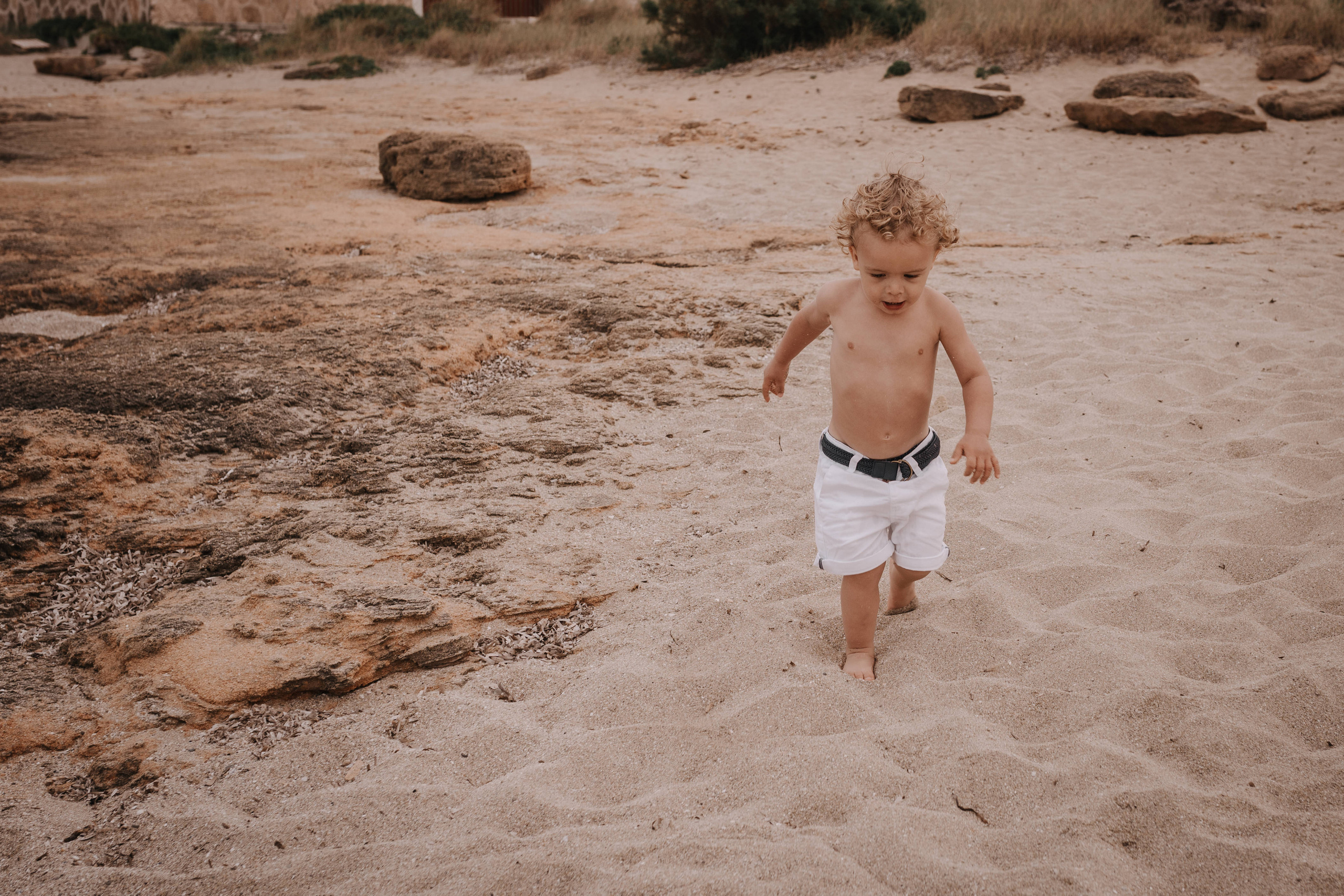 DIVIRTIENDOSE EN LA PLAYA. SPLASH Fotógrafo de bodas y familias en Palma de Mallorca | Mauricio Alcibar