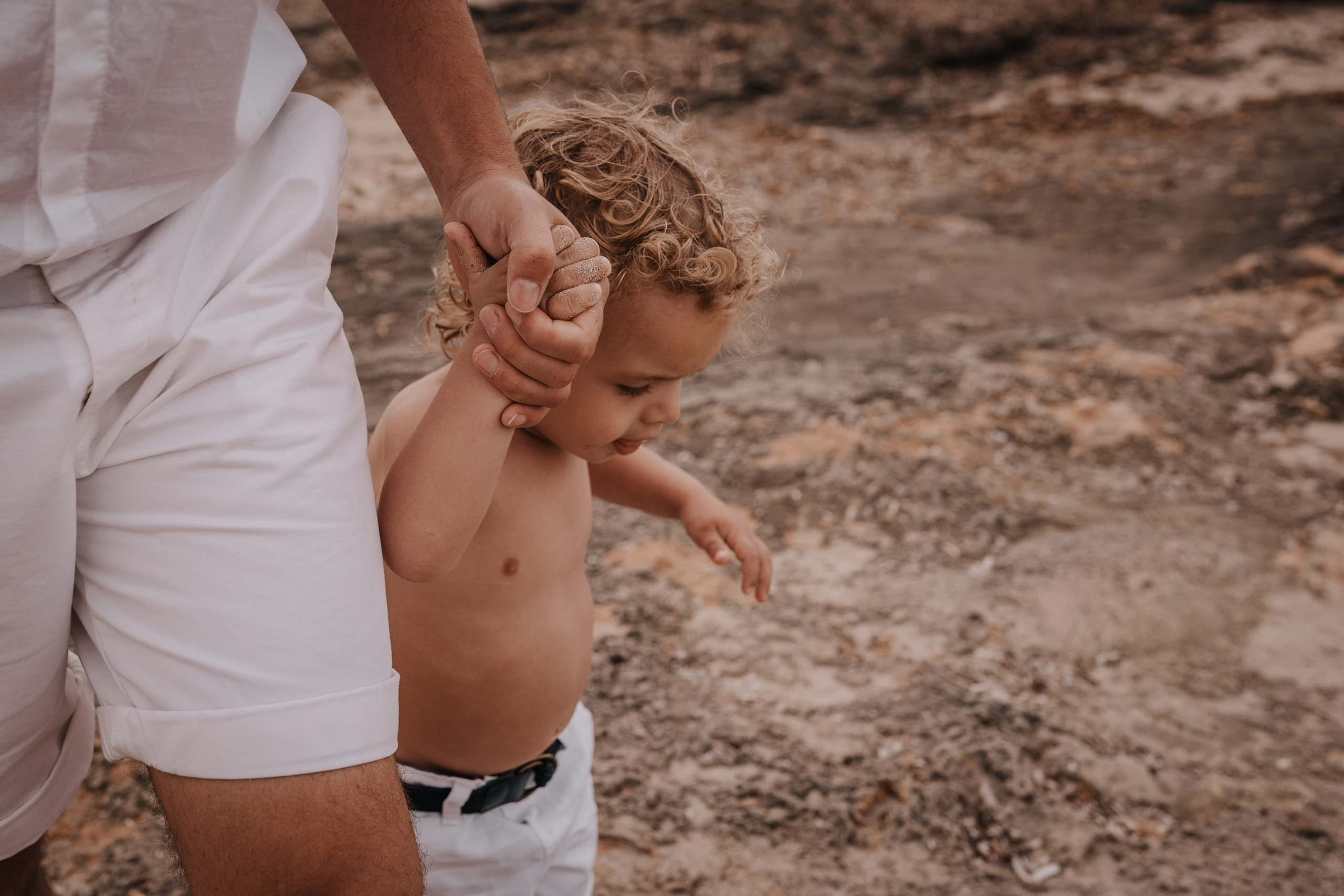 DIVIRTIENDOSE EN LA PLAYA. SPLASH Fotógrafo de bodas y familias en Palma de Mallorca | Mauricio Alcibar